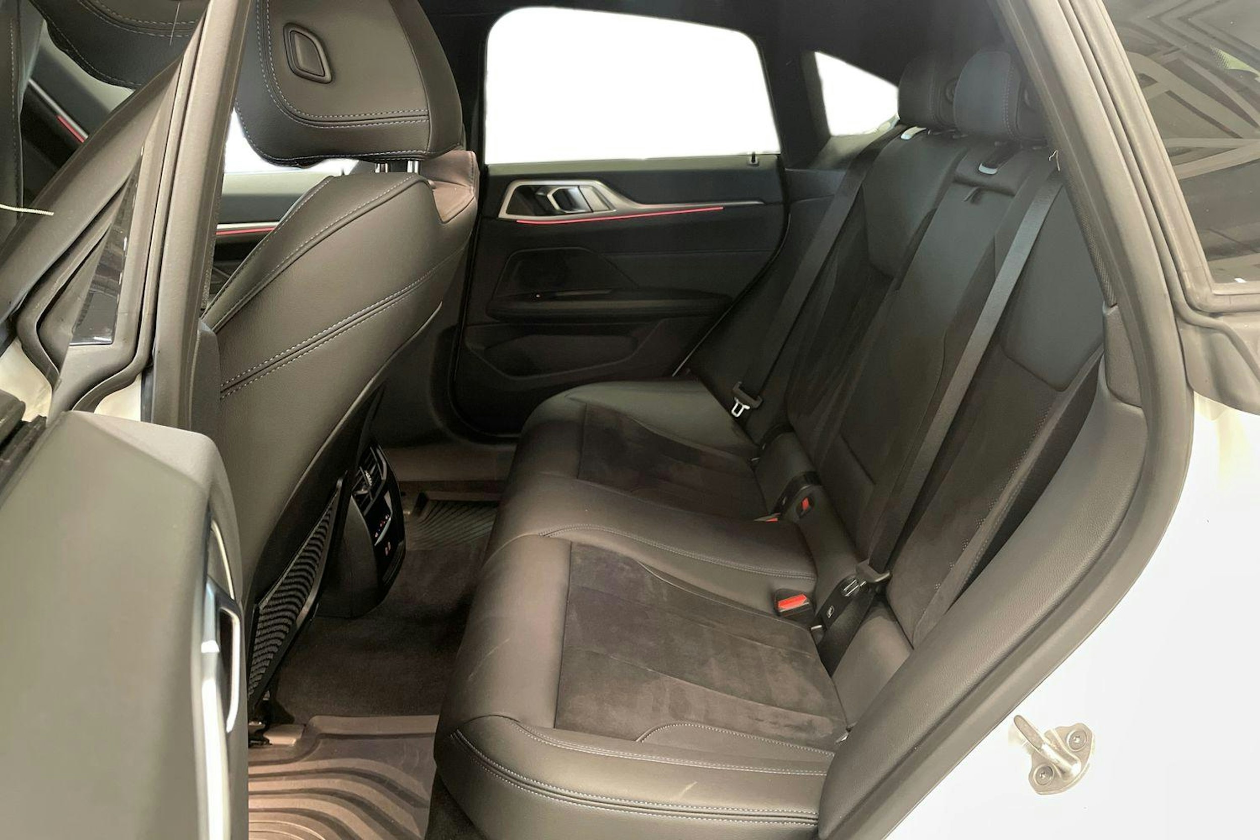 valkoinen BMW i4 M50 2024 kuva 10.