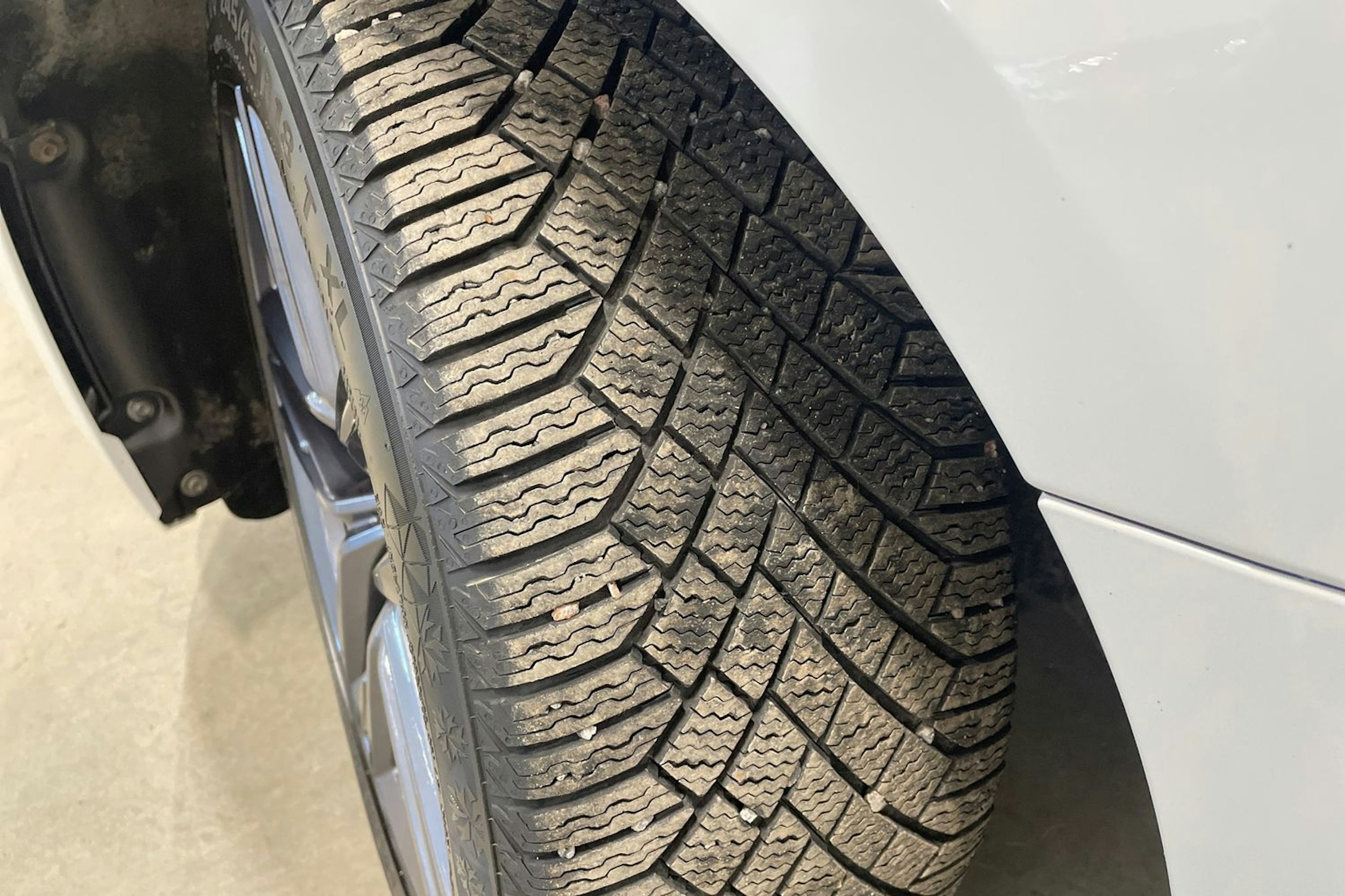 valkoinen BMW i4 M50 2024 kuva 13.