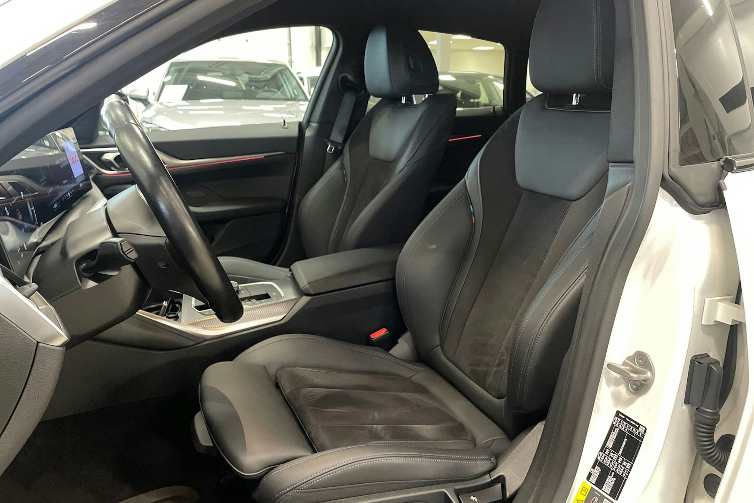 valkoinen BMW i4 M50 2024 kuva 14.