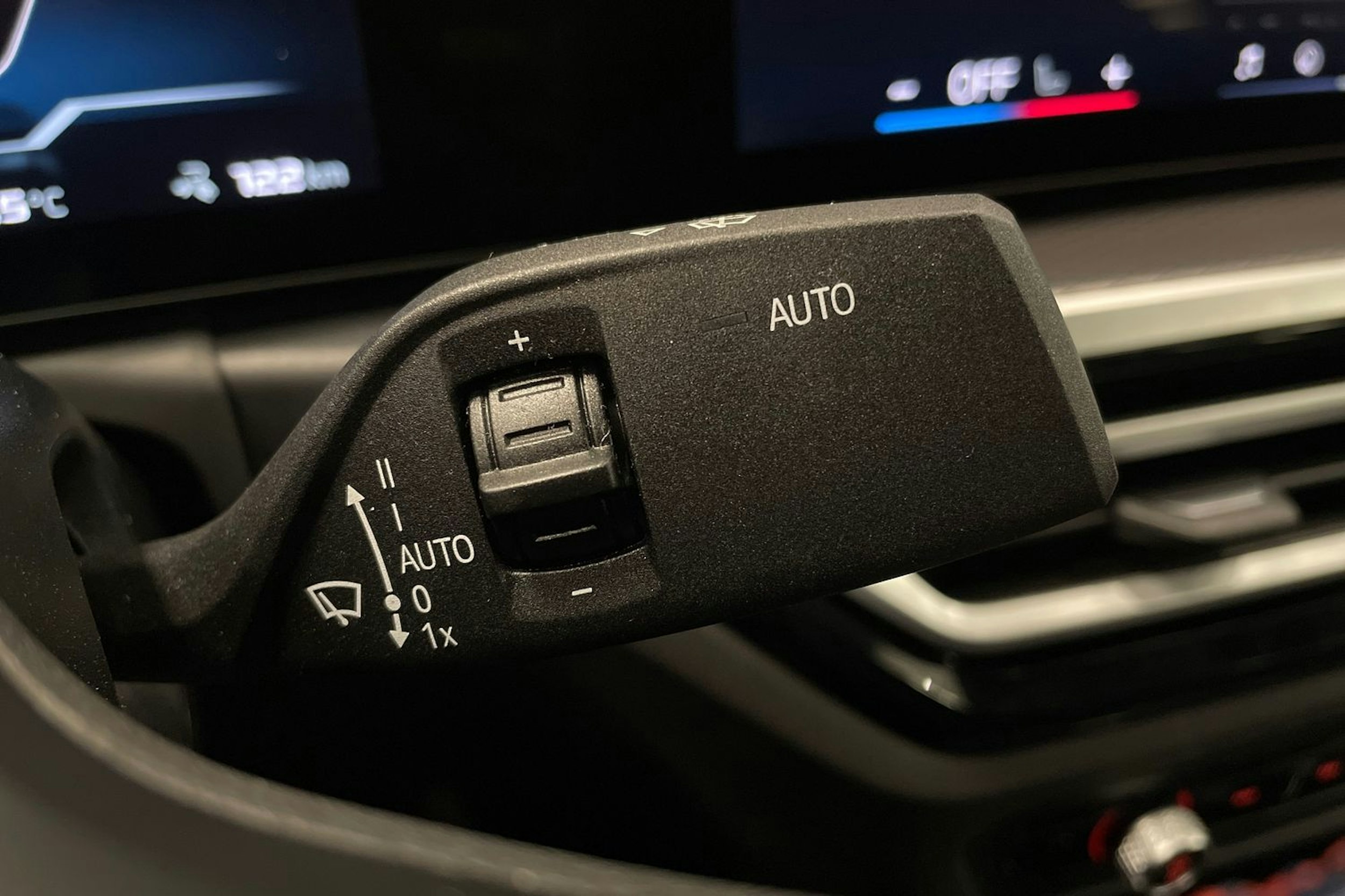 valkoinen BMW i4 M50 2024 kuva 19.