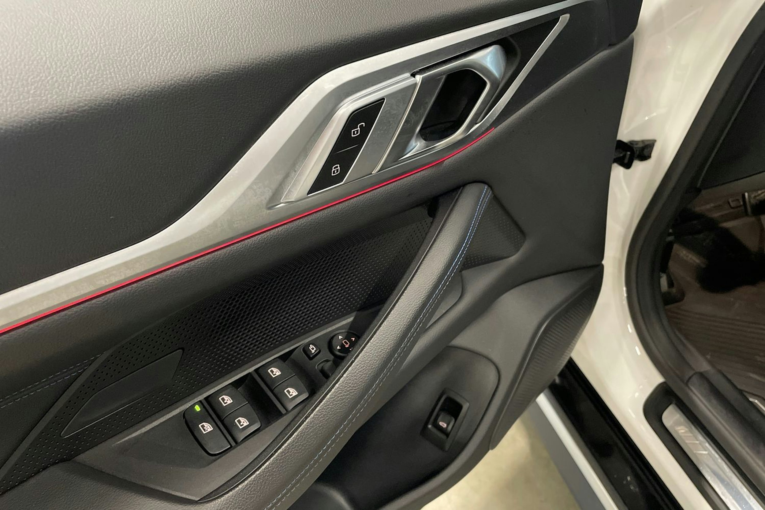 valkoinen BMW i4 M50 2024 kuva 22.