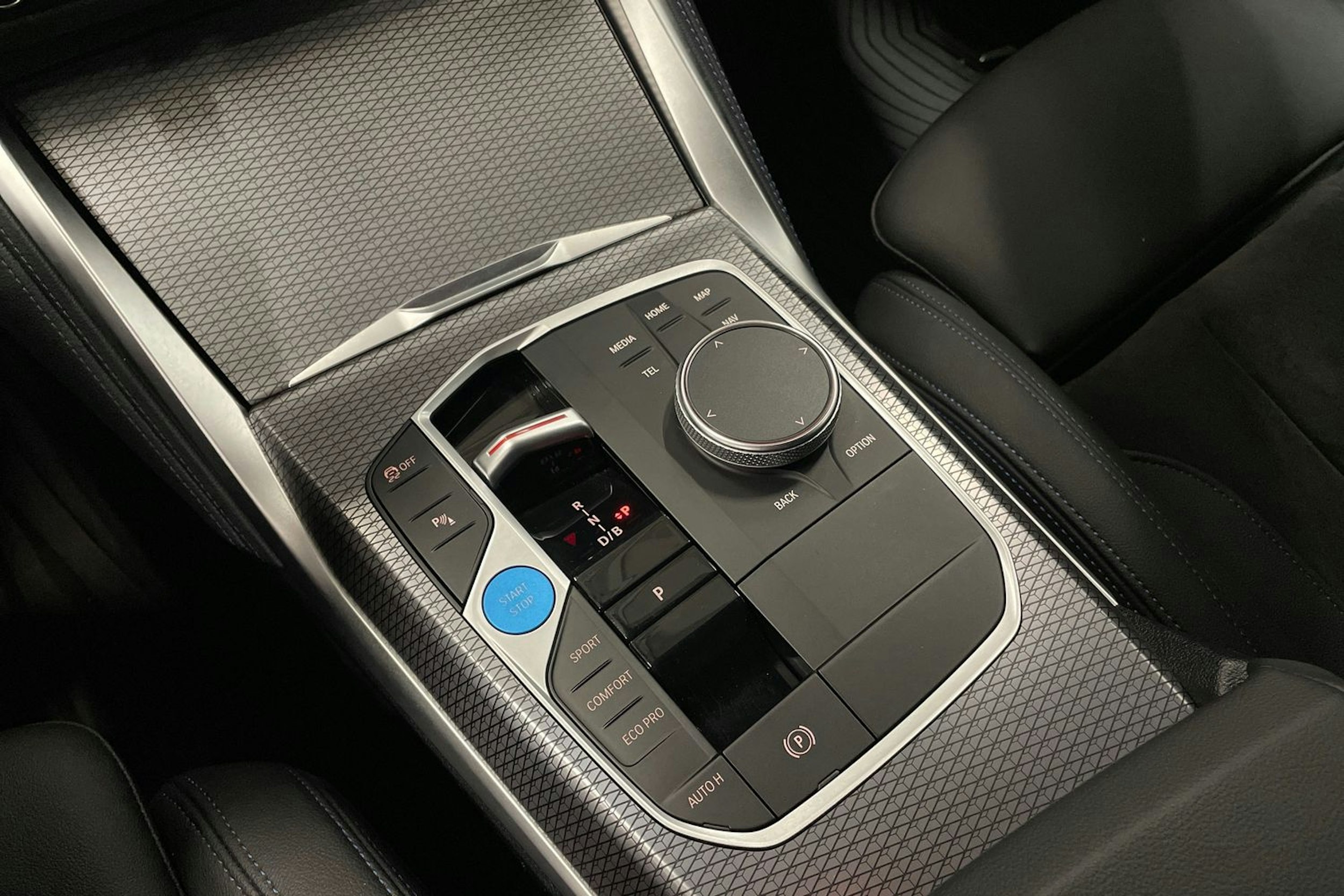 valkoinen BMW i4 M50 2024 kuva 23.