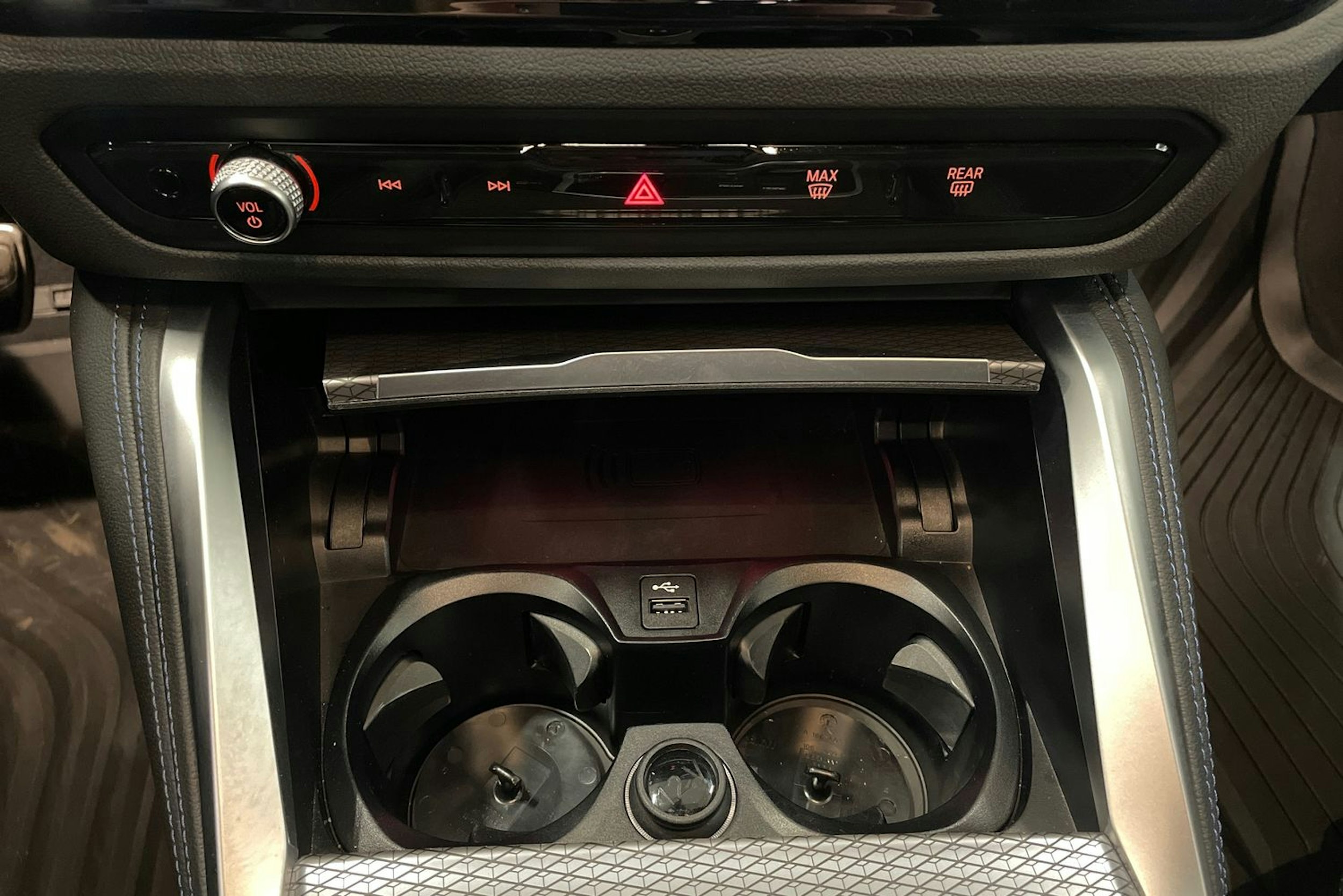 valkoinen BMW i4 M50 2024 kuva 24.