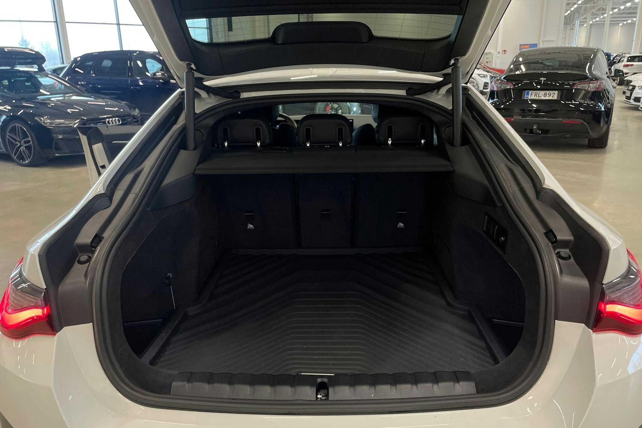 valkoinen BMW i4 M50 2024 kuva 37.