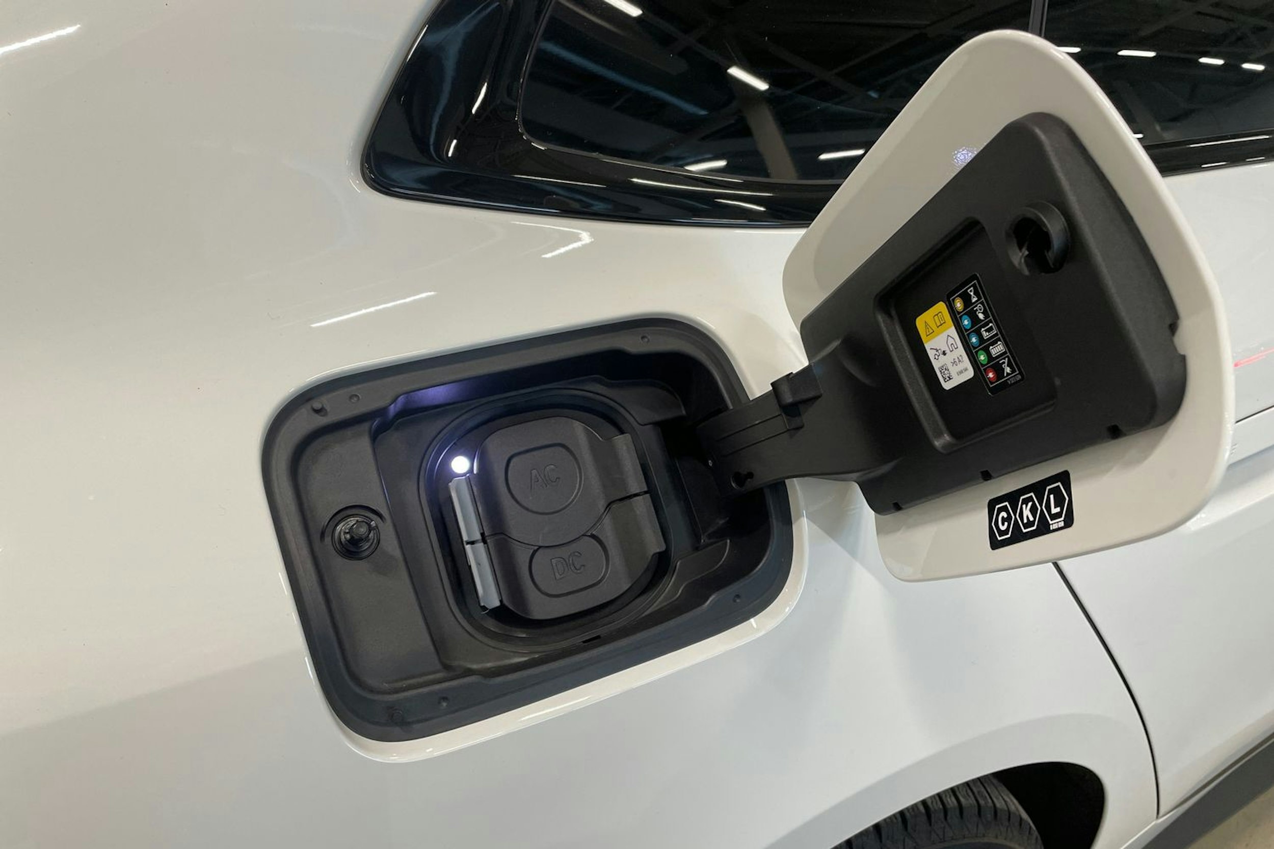 valkoinen BMW i4 M50 2024 kuva 44.