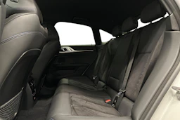 valkoinen BMW i4 M50 2023 kuva 11.