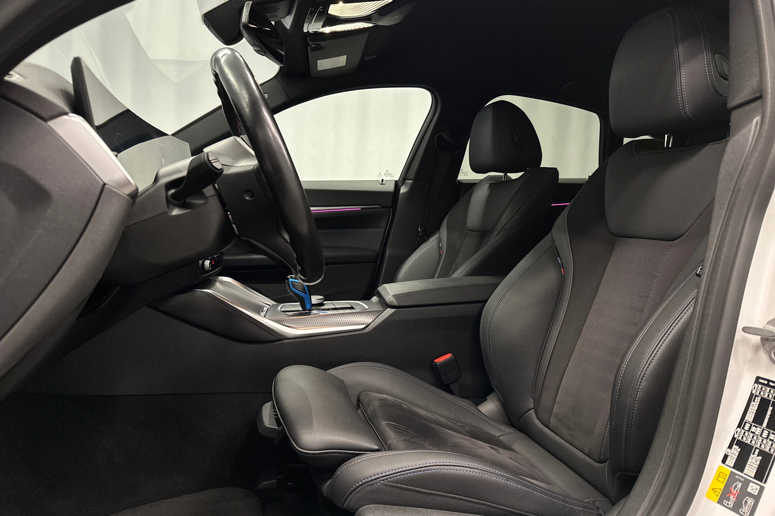 valkoinen BMW i4 M50 2023 kuva 28.
