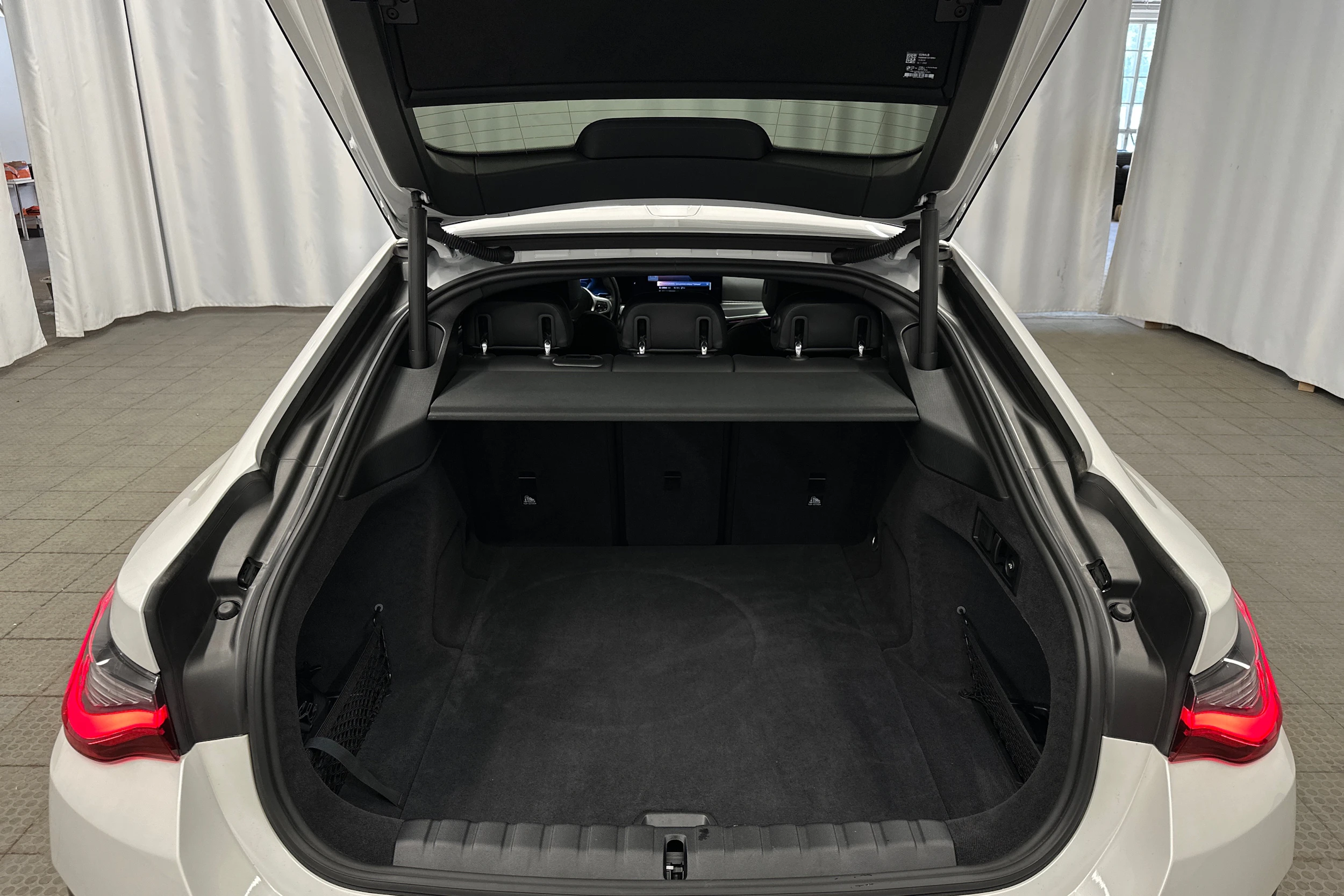 valkoinen BMW i4 M50 2023 kuva 30.