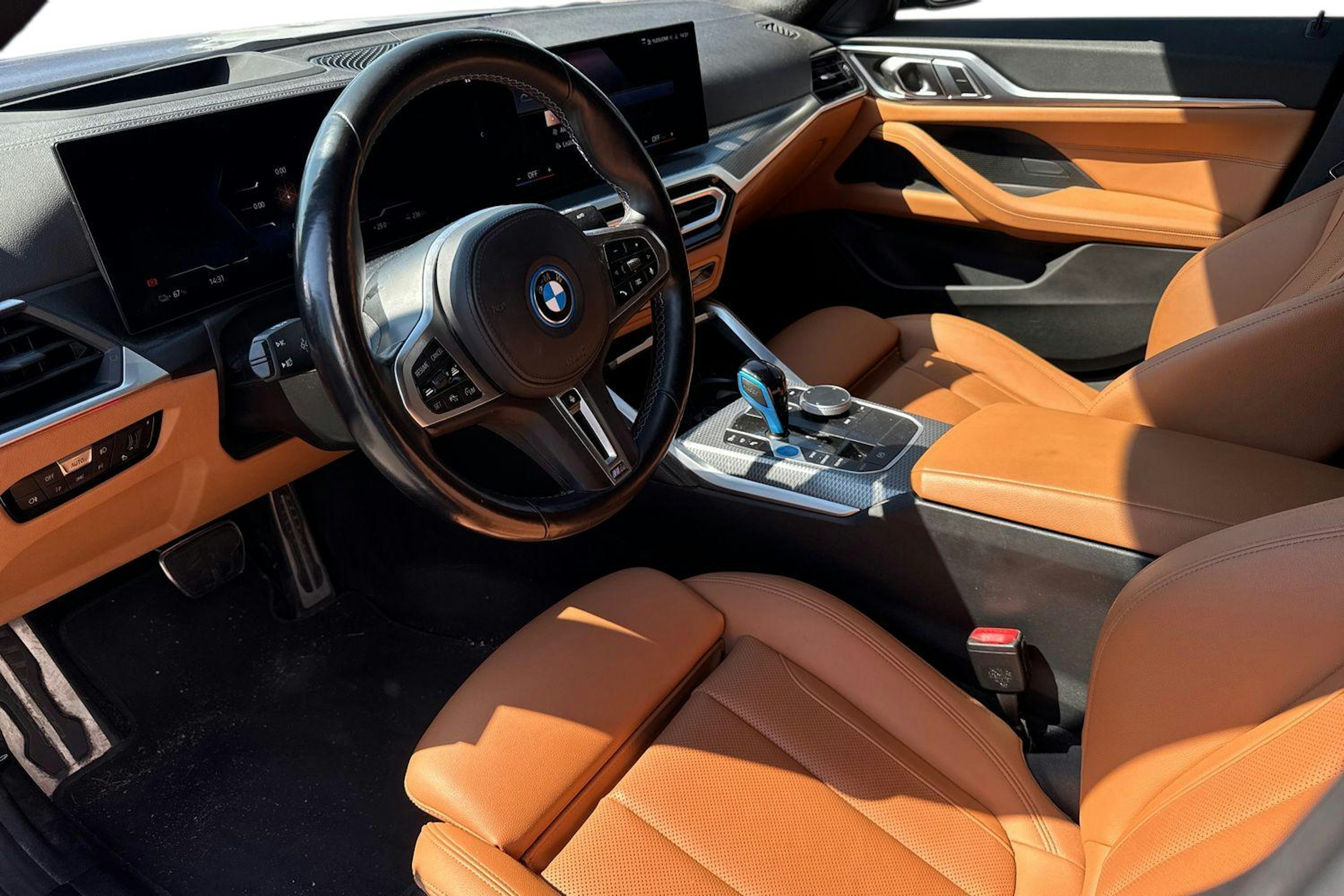 sininen BMW i4 M50 2023 kuva 3.