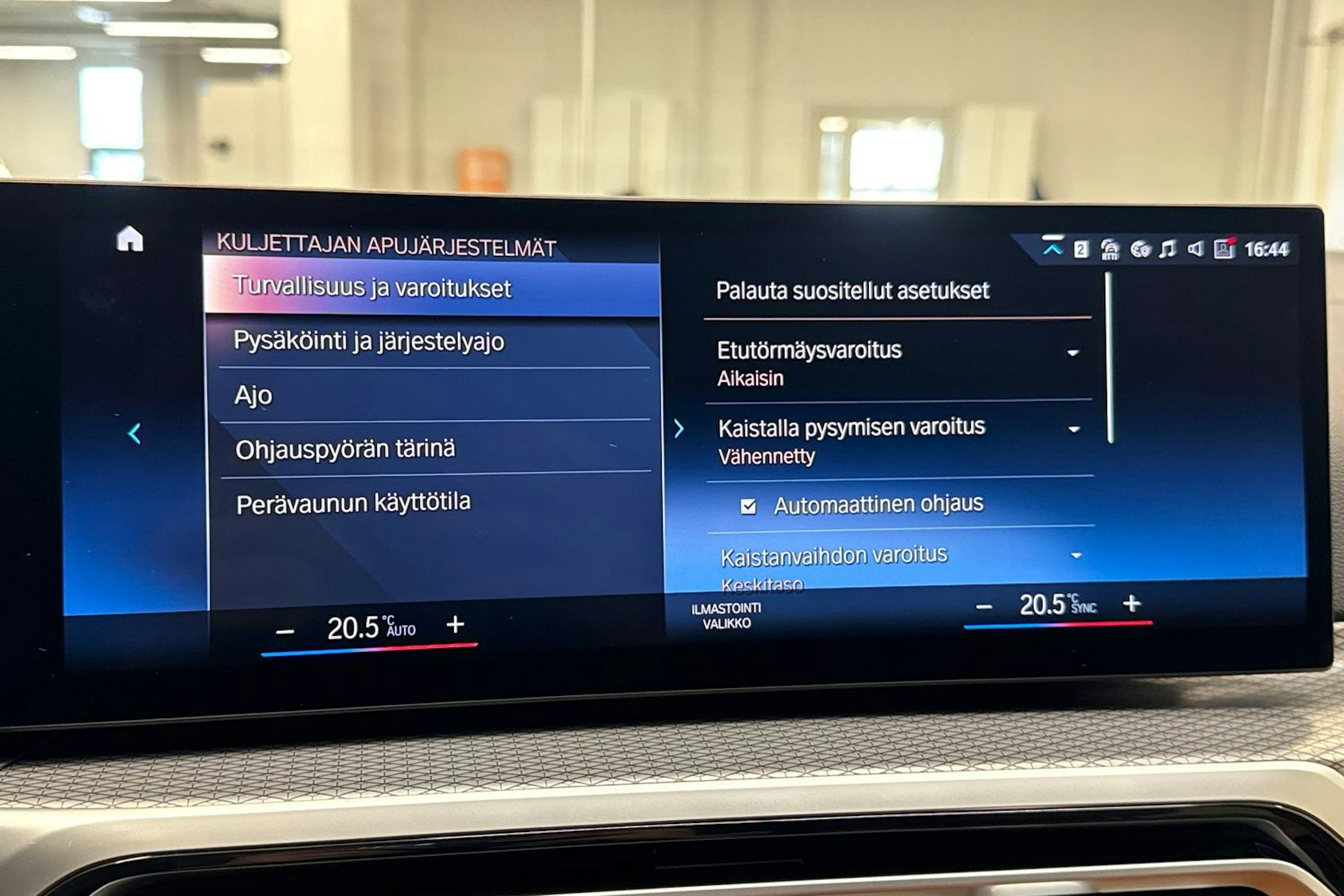 sininen BMW i4 M50 2023 kuva 33.