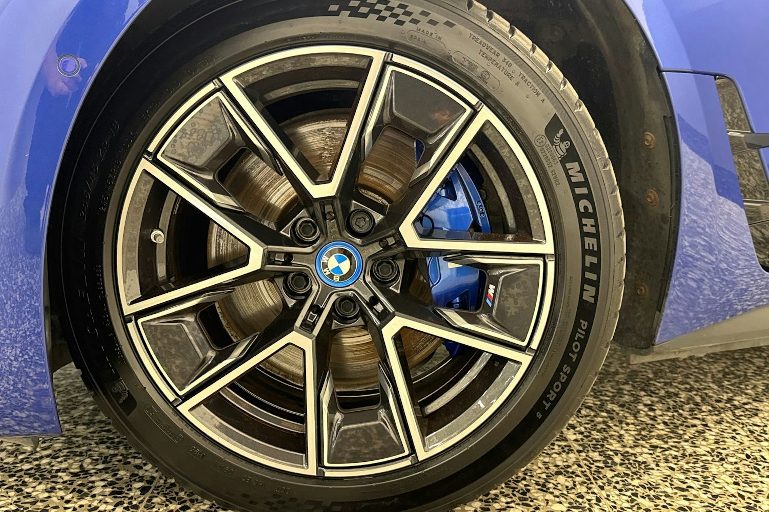 sininen BMW i4 M50 2023 kuva 41.