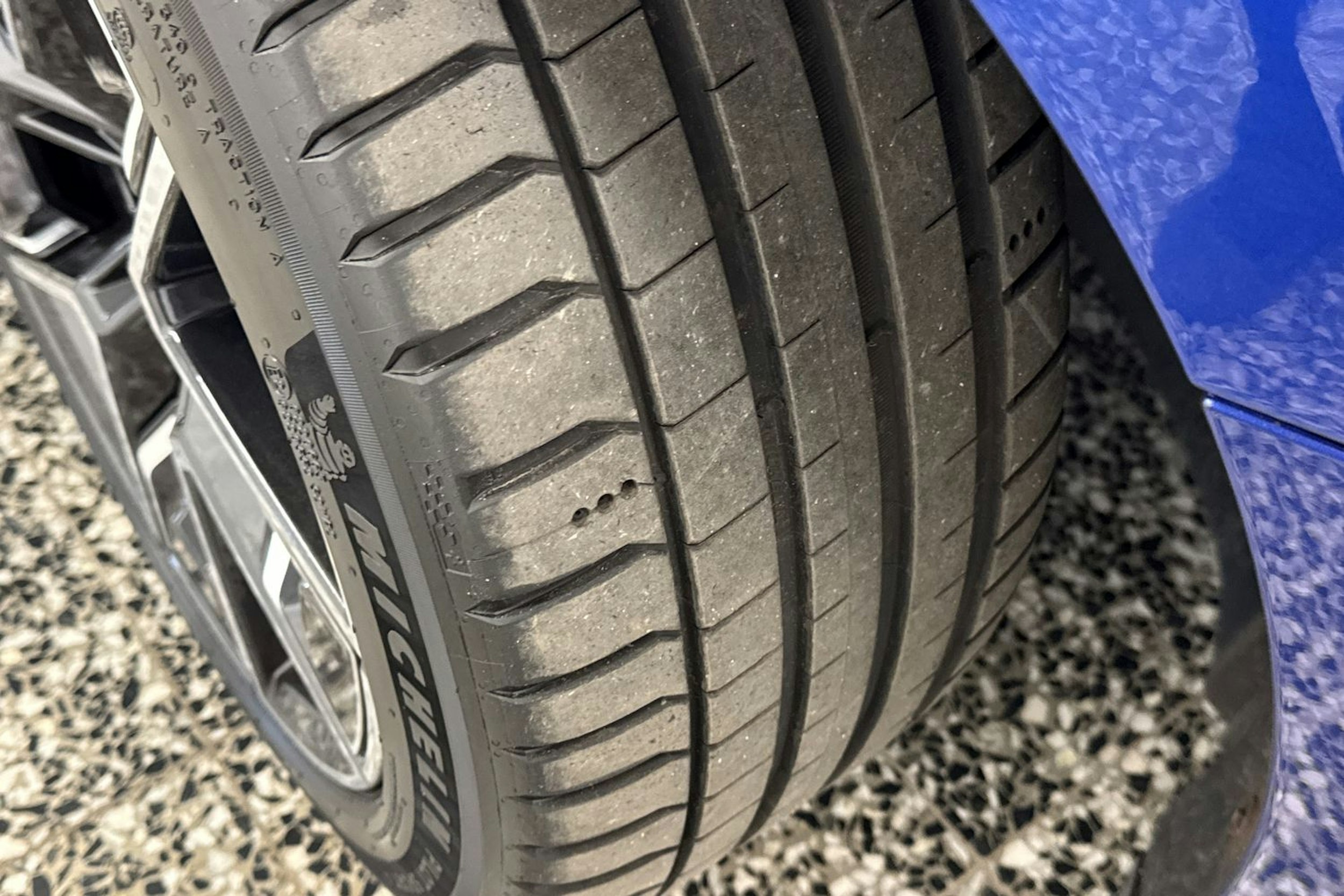 sininen BMW i4 M50 2023 kuva 42.