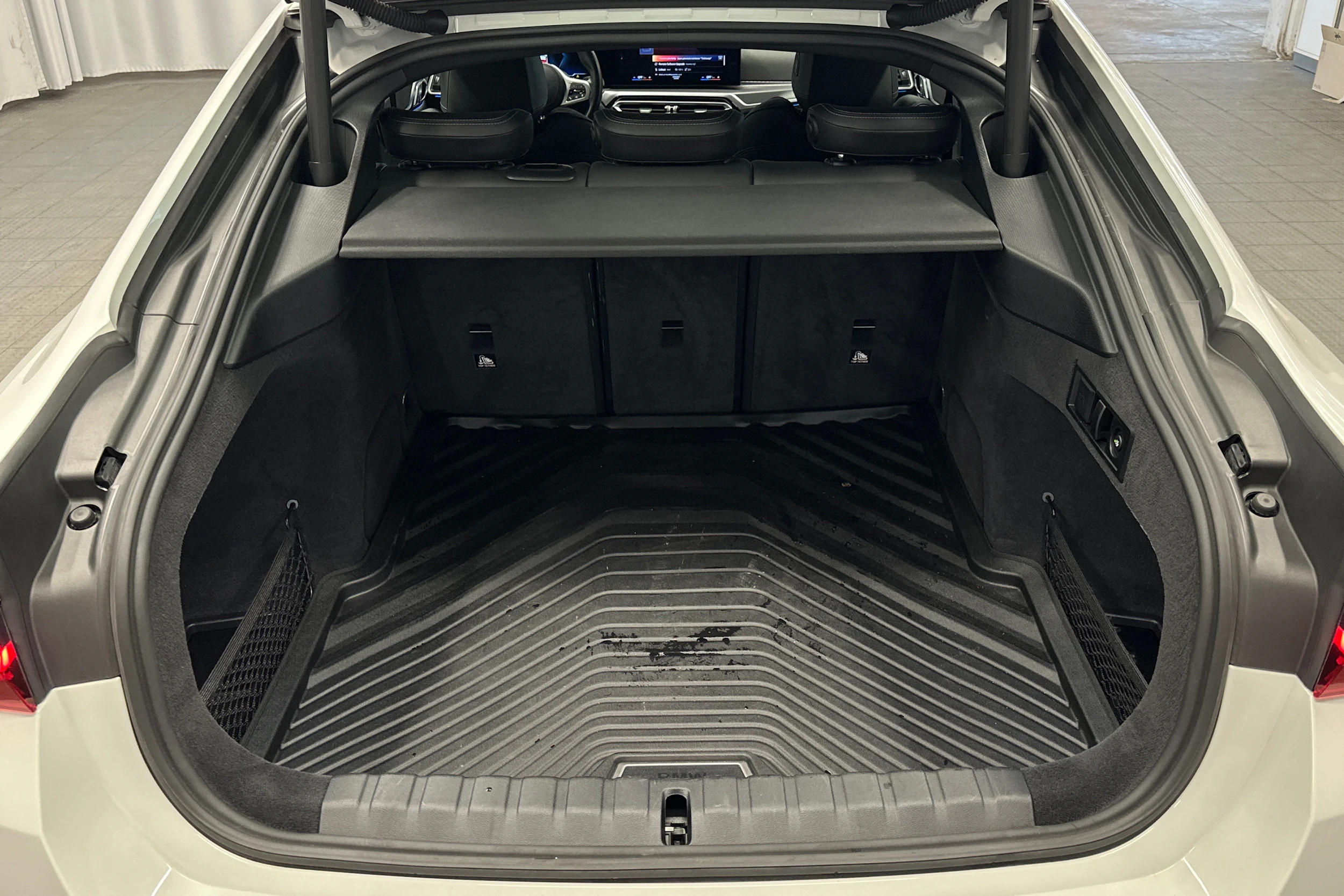 valkoinen BMW i4 M50 2023 kuva 11.