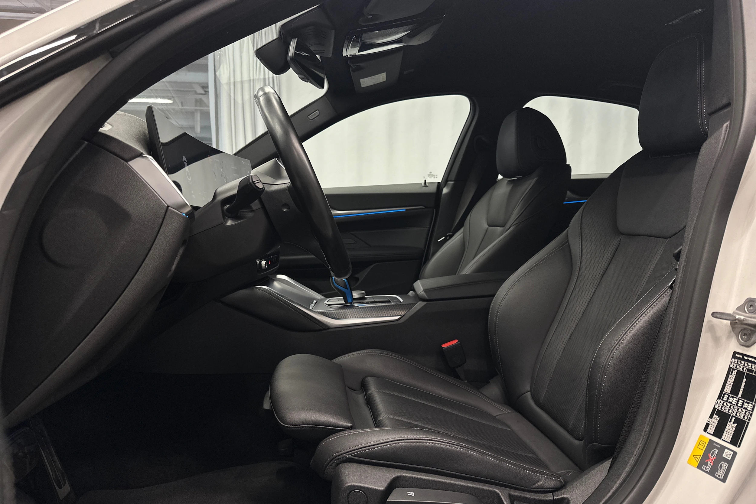 valkoinen BMW i4 M50 2023 kuva 15.