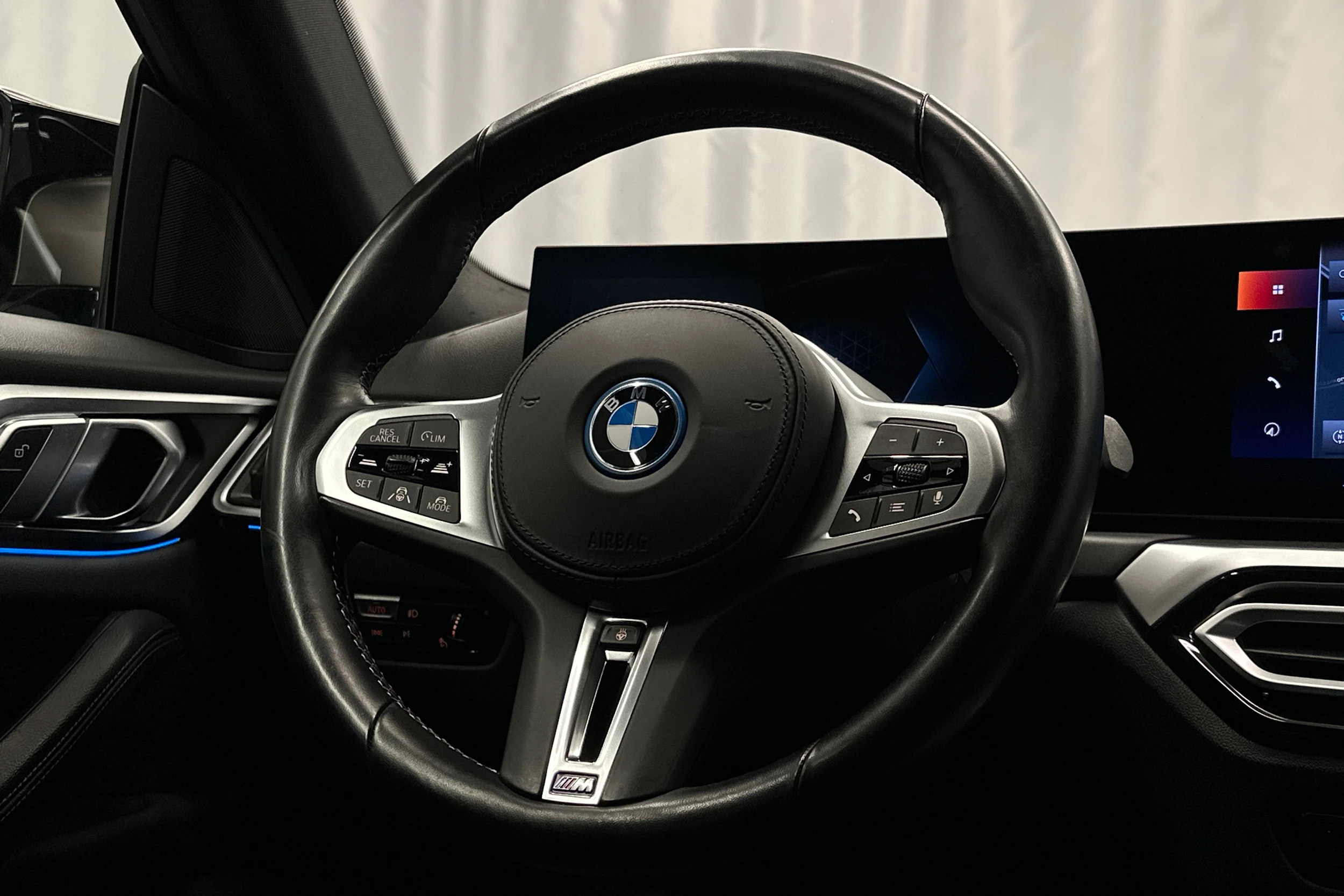 valkoinen BMW i4 M50 2023 kuva 16.