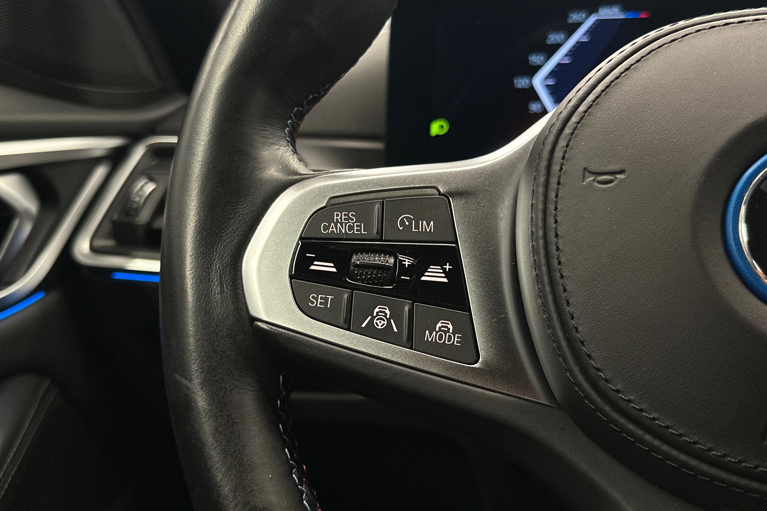 valkoinen BMW i4 M50 2023 kuva 17.