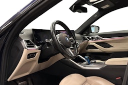 sininen BMW i4 M50 2023 kuva 3.