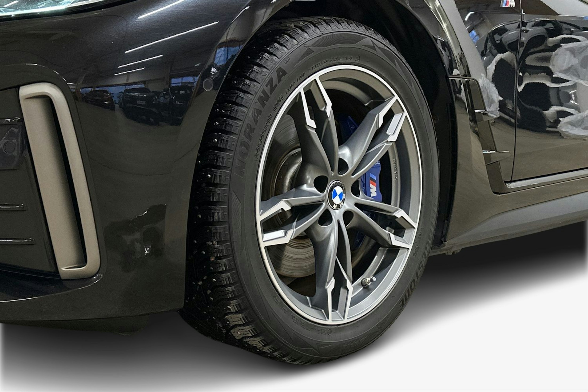 musta BMW i4 M50 2024 kuva 11.