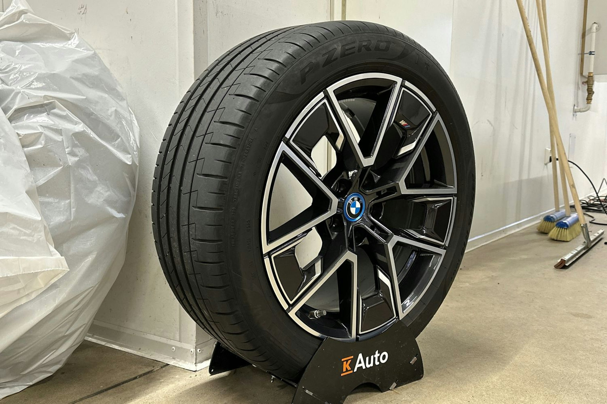 musta BMW i4 M50 2024 kuva 13.