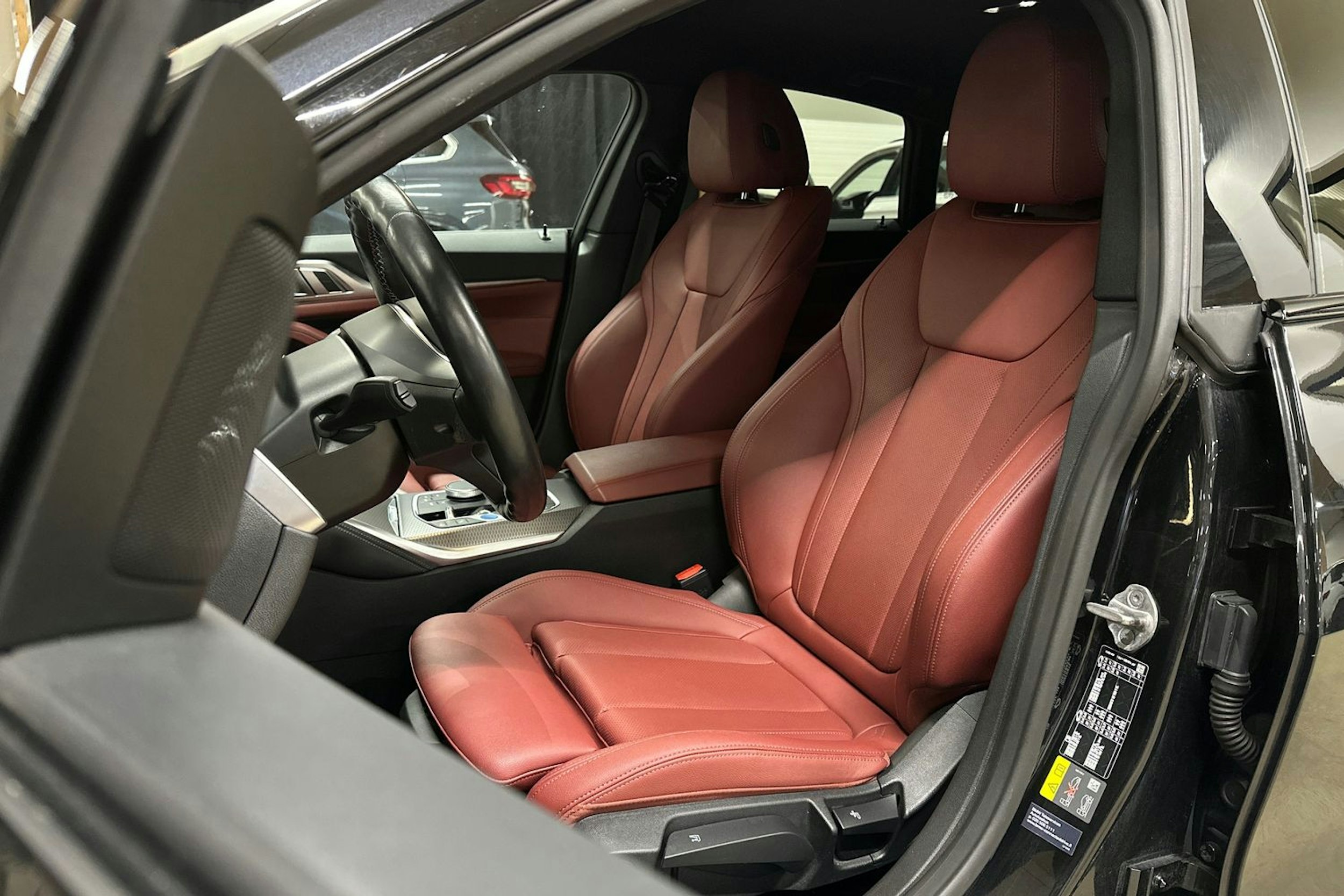 musta BMW i4 M50 2024 kuva 16.