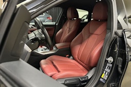 musta BMW i4 M50 2024 kuva 16.