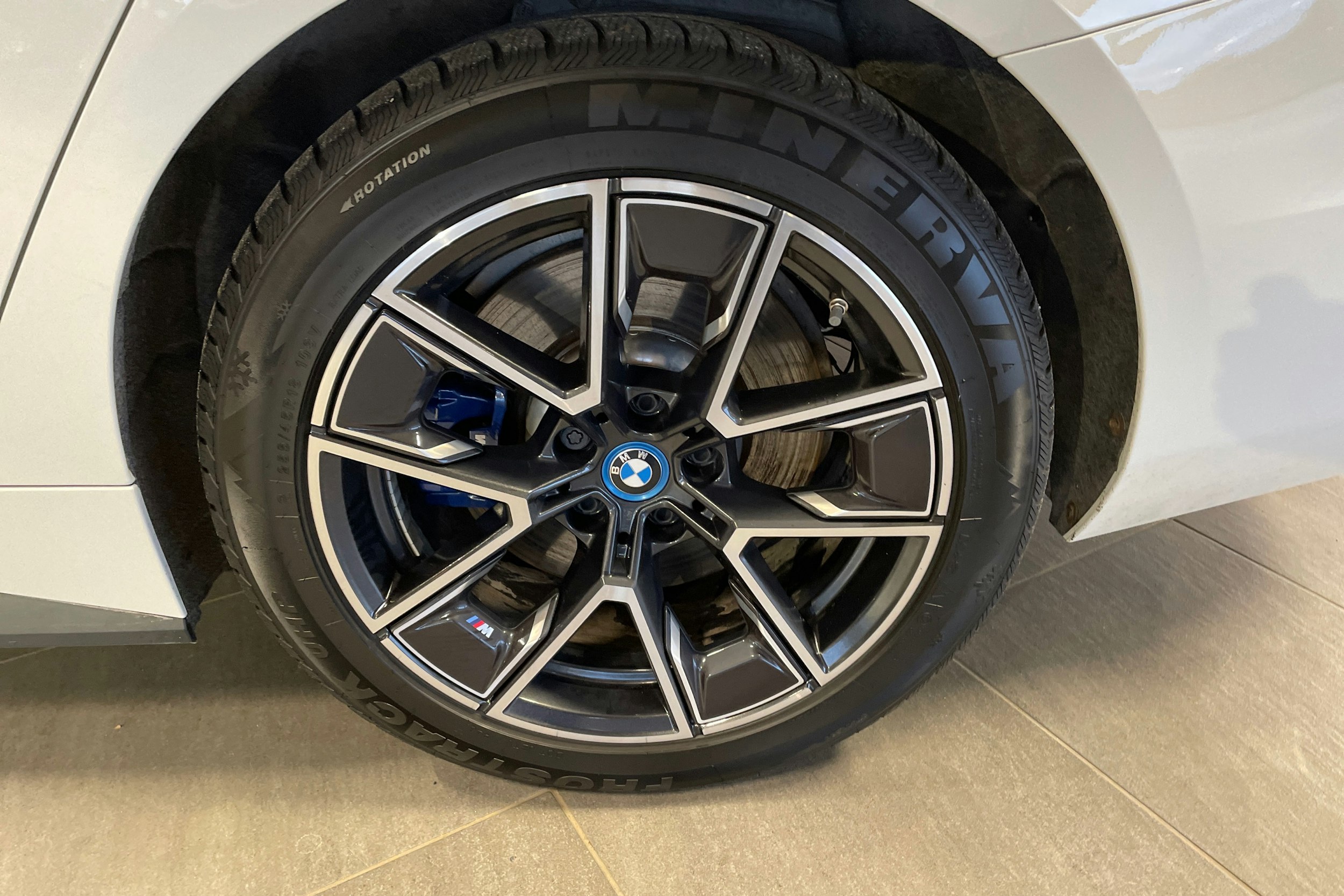 Valkoinen BMW i4 M50 2024 kuva 8.