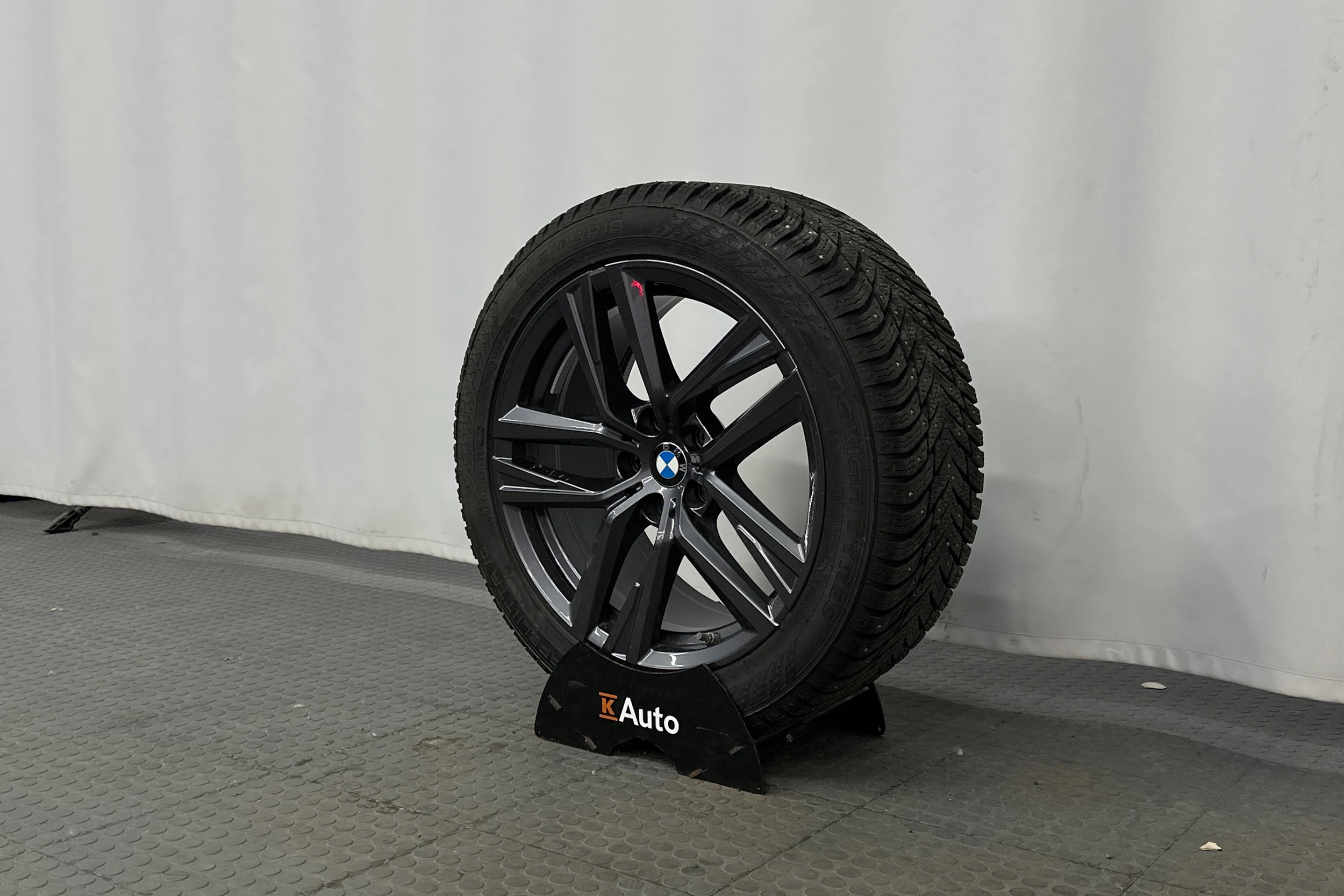 sininen BMW i4 M50 2024 kuva 13.