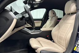 sininen BMW i4 M50 2024 kuva 28.
