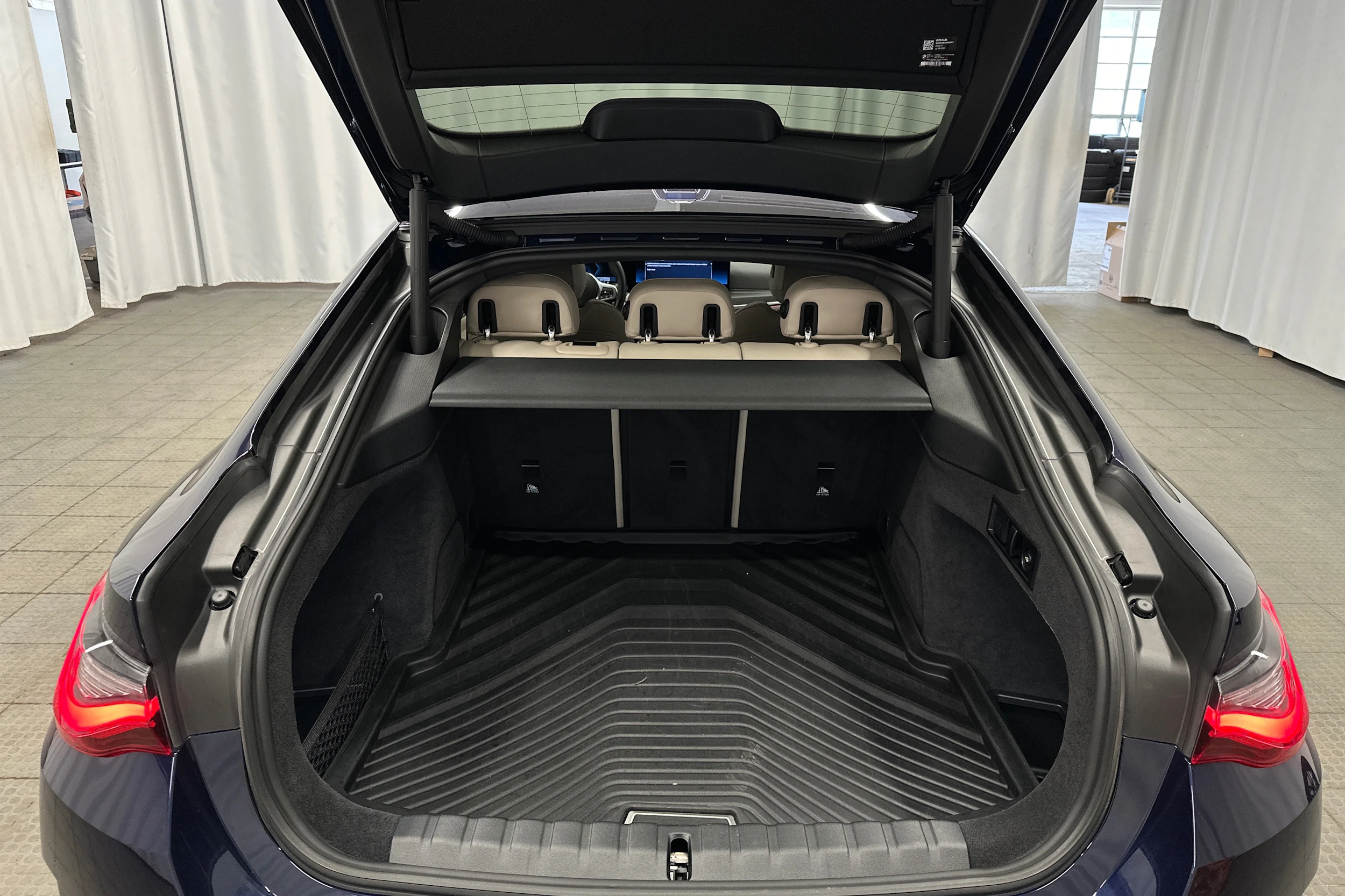 sininen BMW i4 M50 2024 kuva 32.