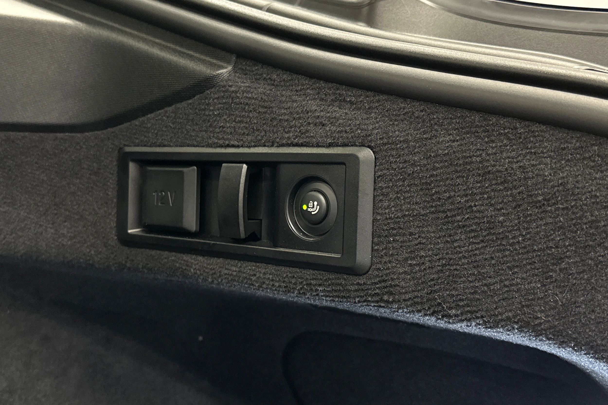 sininen BMW i4 M50 2024 kuva 34.