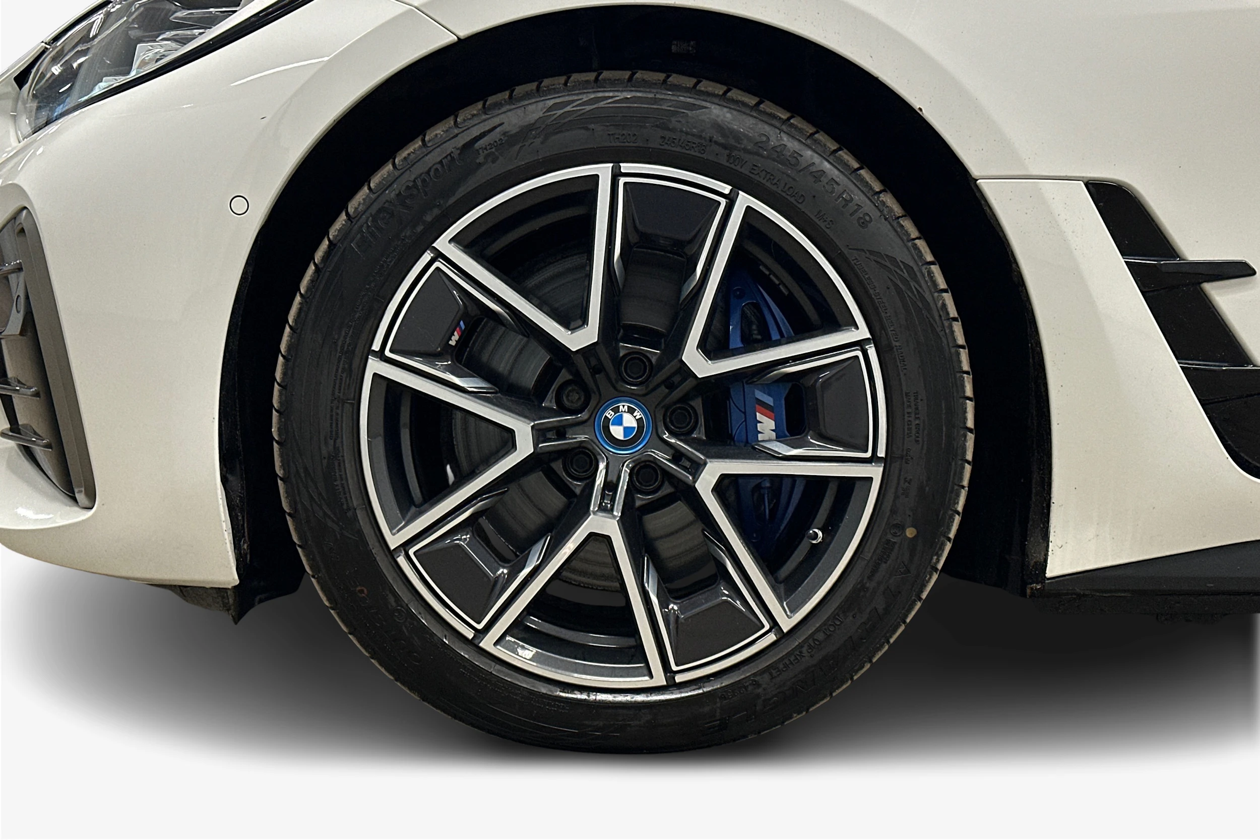 valkoinen BMW i4 M50 2023 kuva 9.