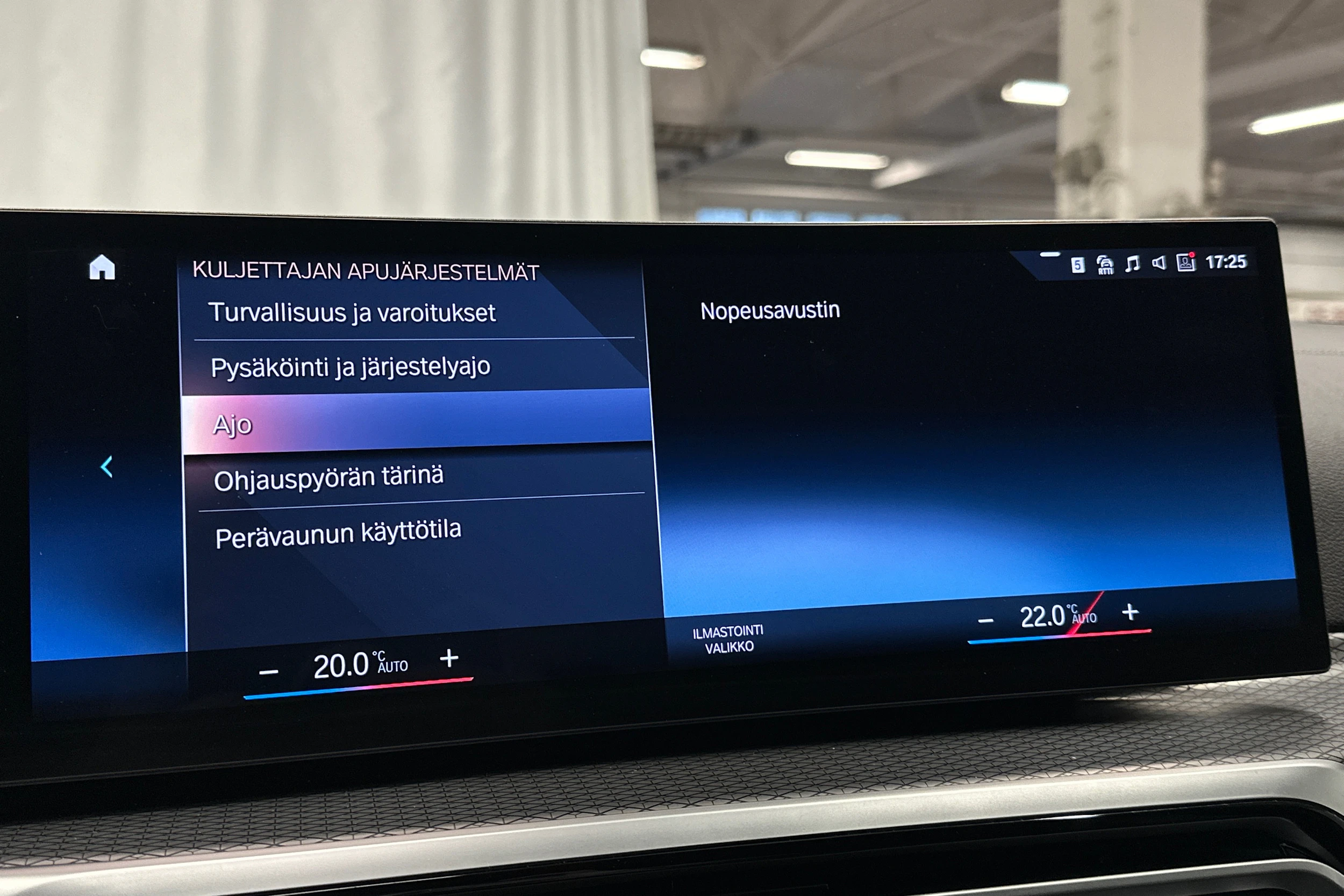 valkoinen BMW i4 M50 2023 kuva 26.