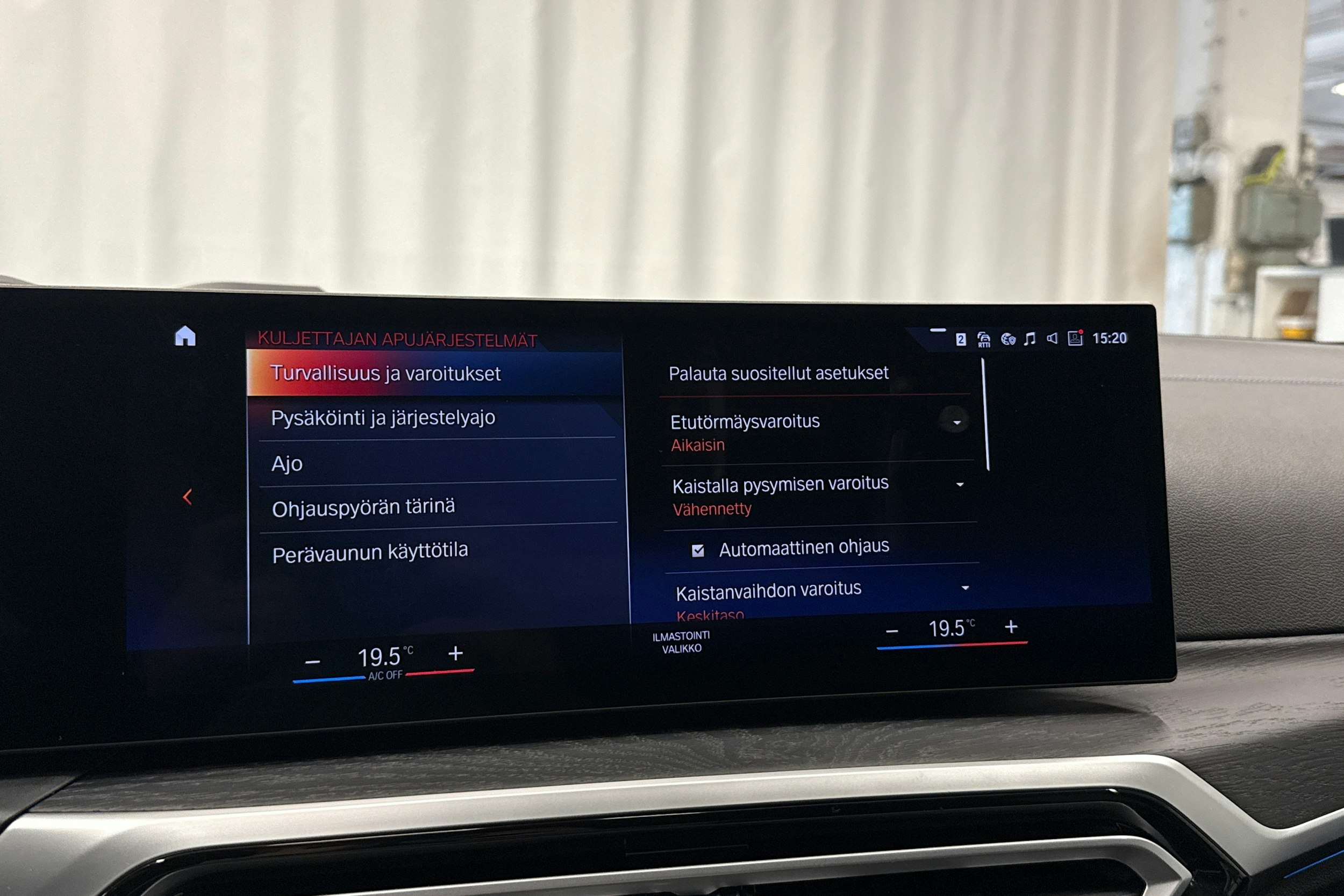 oranssi BMW i4 M50 2023 kuva 22.