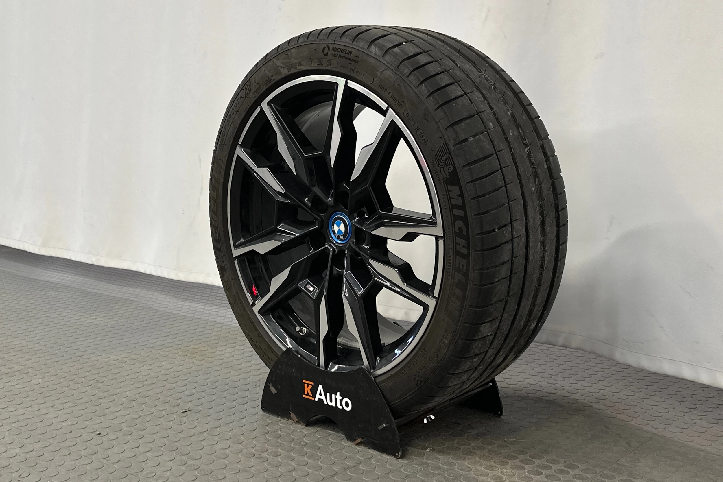musta BMW i4 M50 2024 kuva 13.