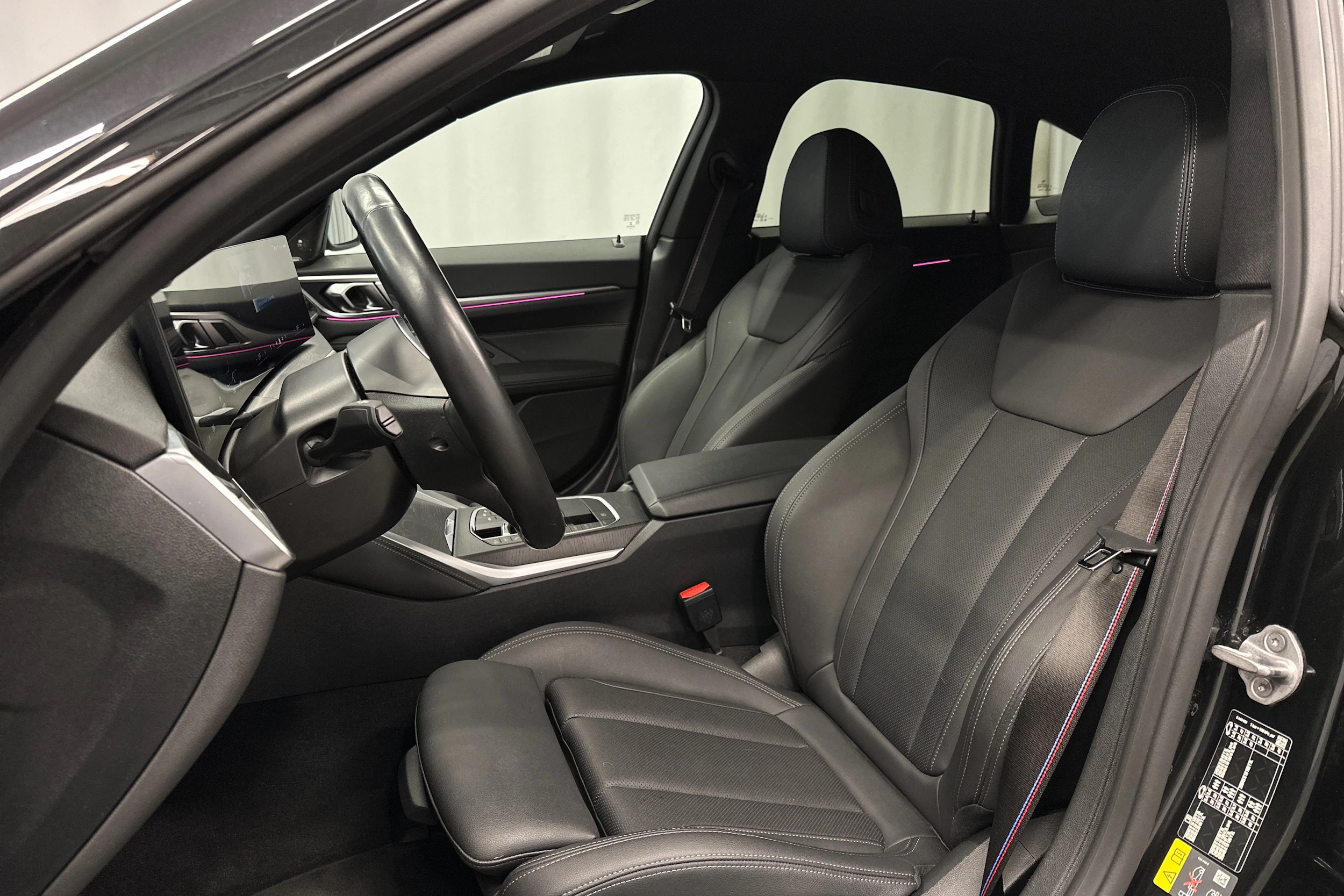 musta BMW i4 M50 2024 kuva 19.