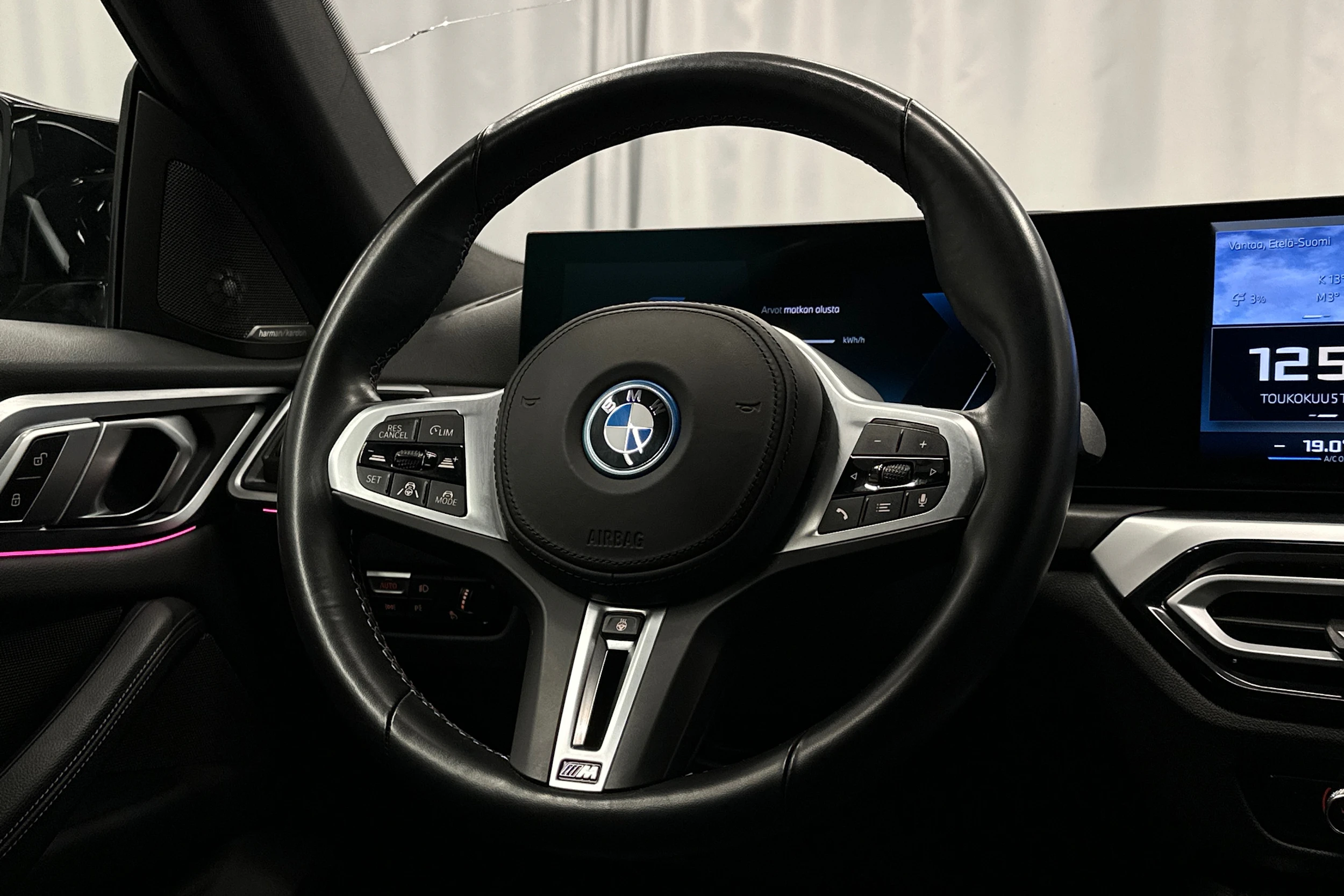 musta BMW i4 M50 2024 kuva 20.