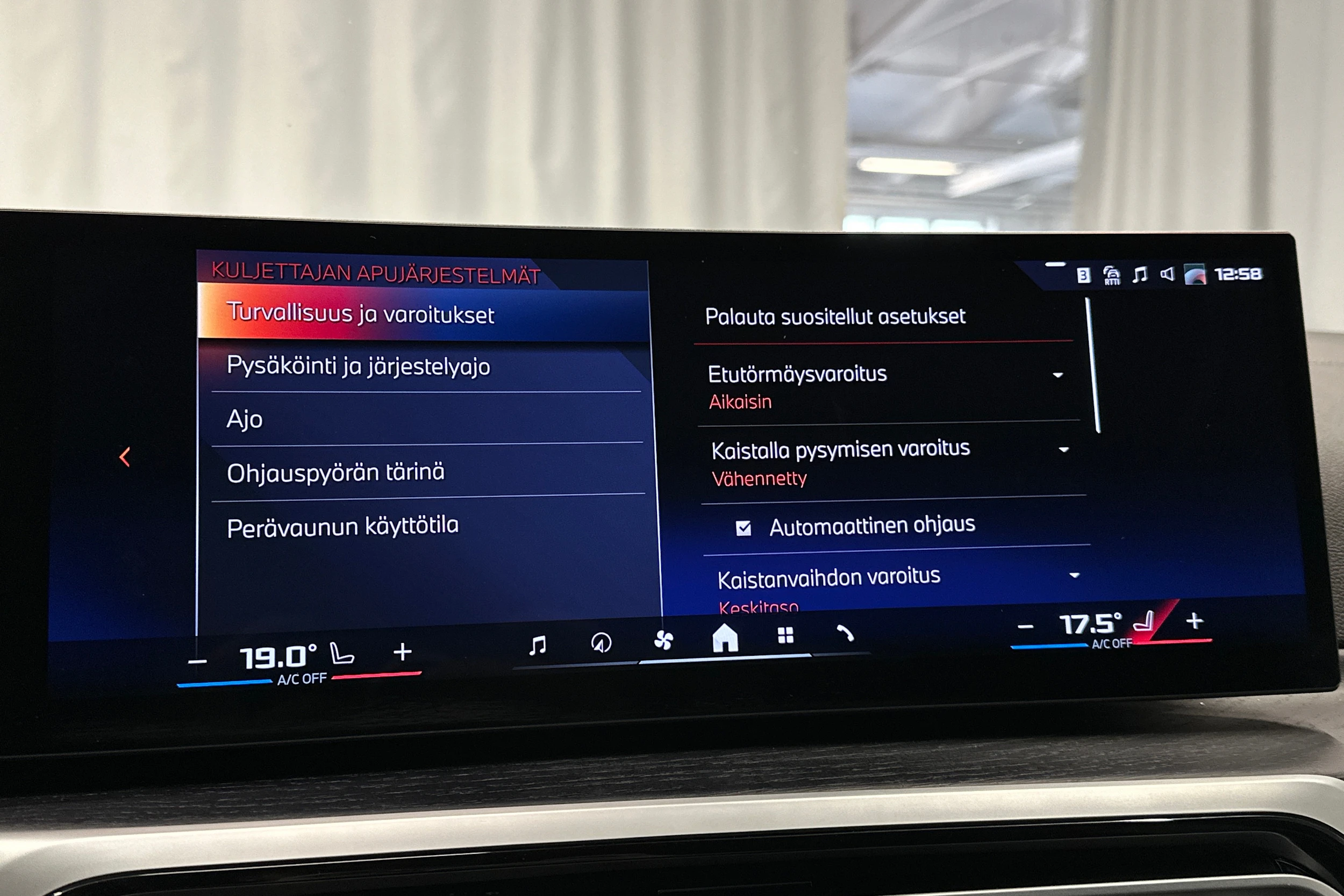 musta BMW i4 M50 2024 kuva 29.