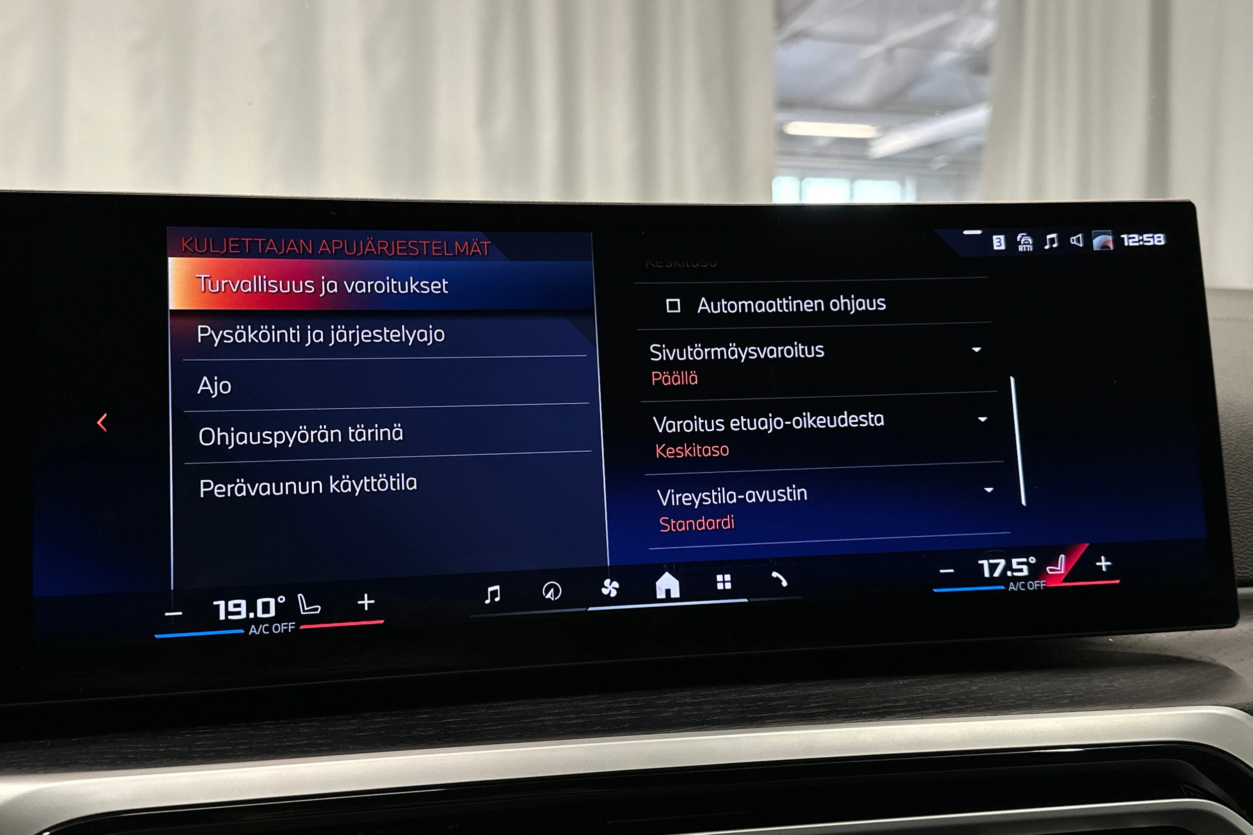 musta BMW i4 M50 2024 kuva 30.