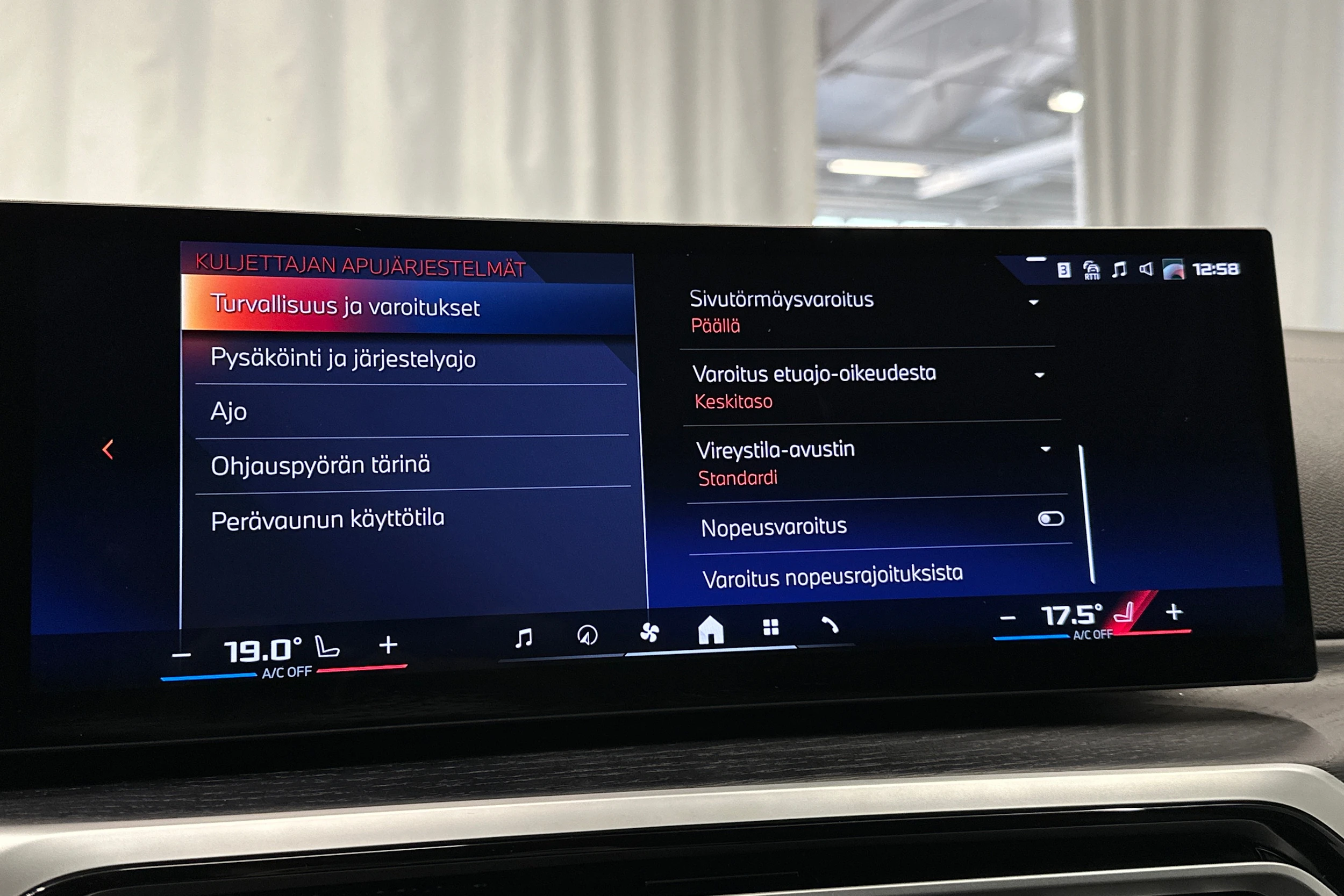 musta BMW i4 M50 2024 kuva 31.