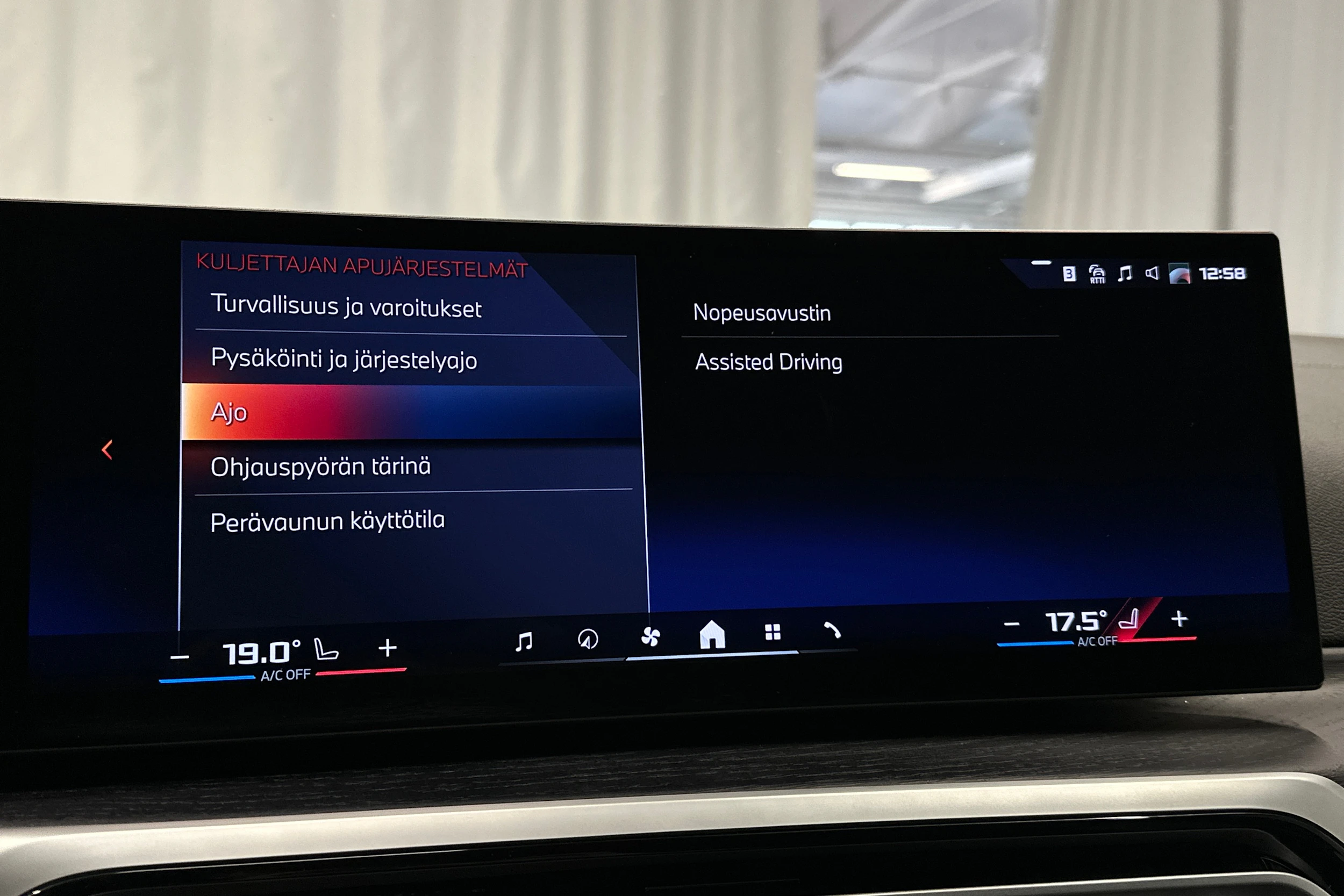 musta BMW i4 M50 2024 kuva 32.