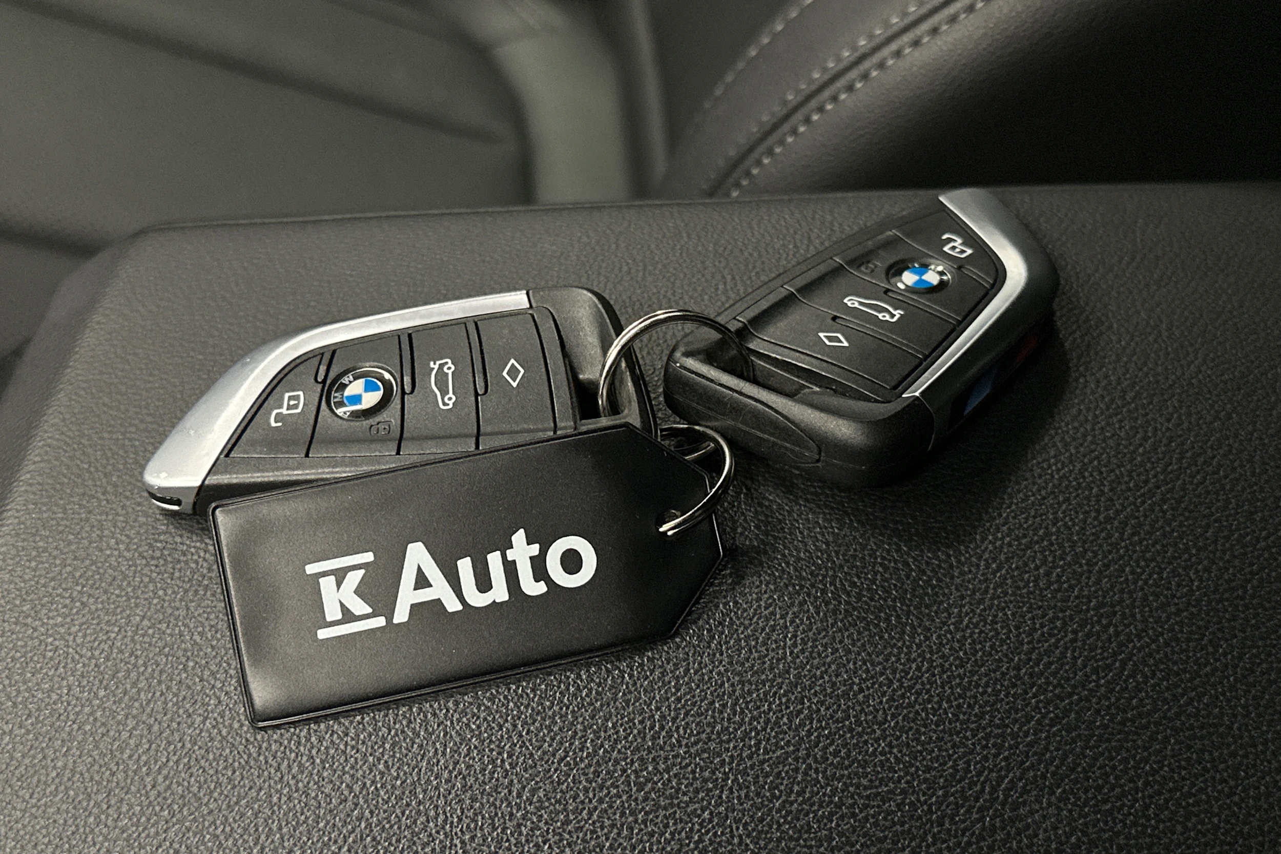 musta BMW i4 M50 2024 kuva 39.