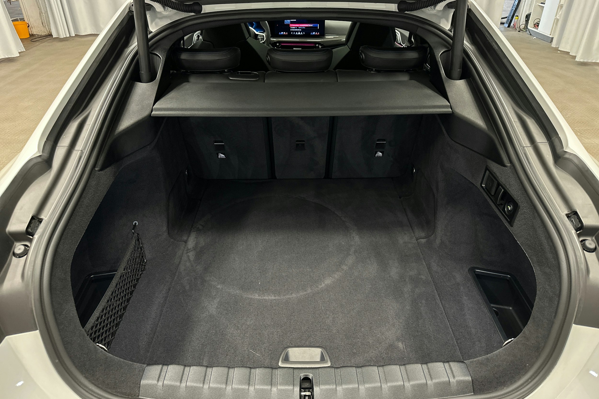 valkoinen BMW i4 M50 2024 kuva 14.