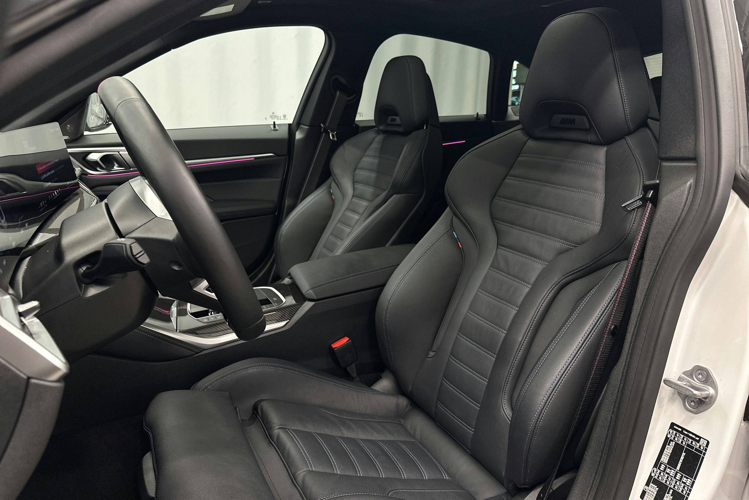 valkoinen BMW i4 M50 2024 kuva 19.