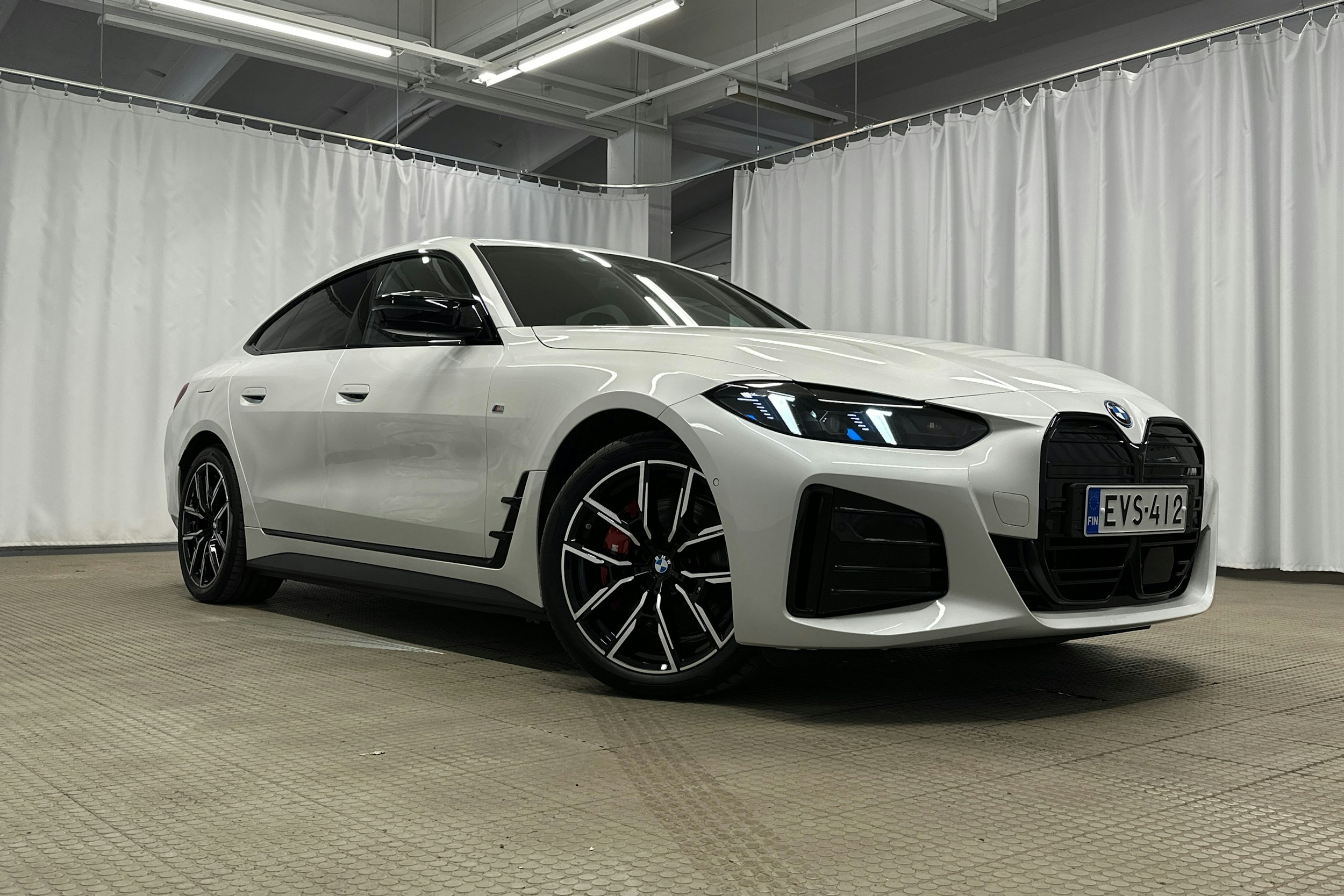 valkoinen BMW i4 M50 2024 kuva 40.