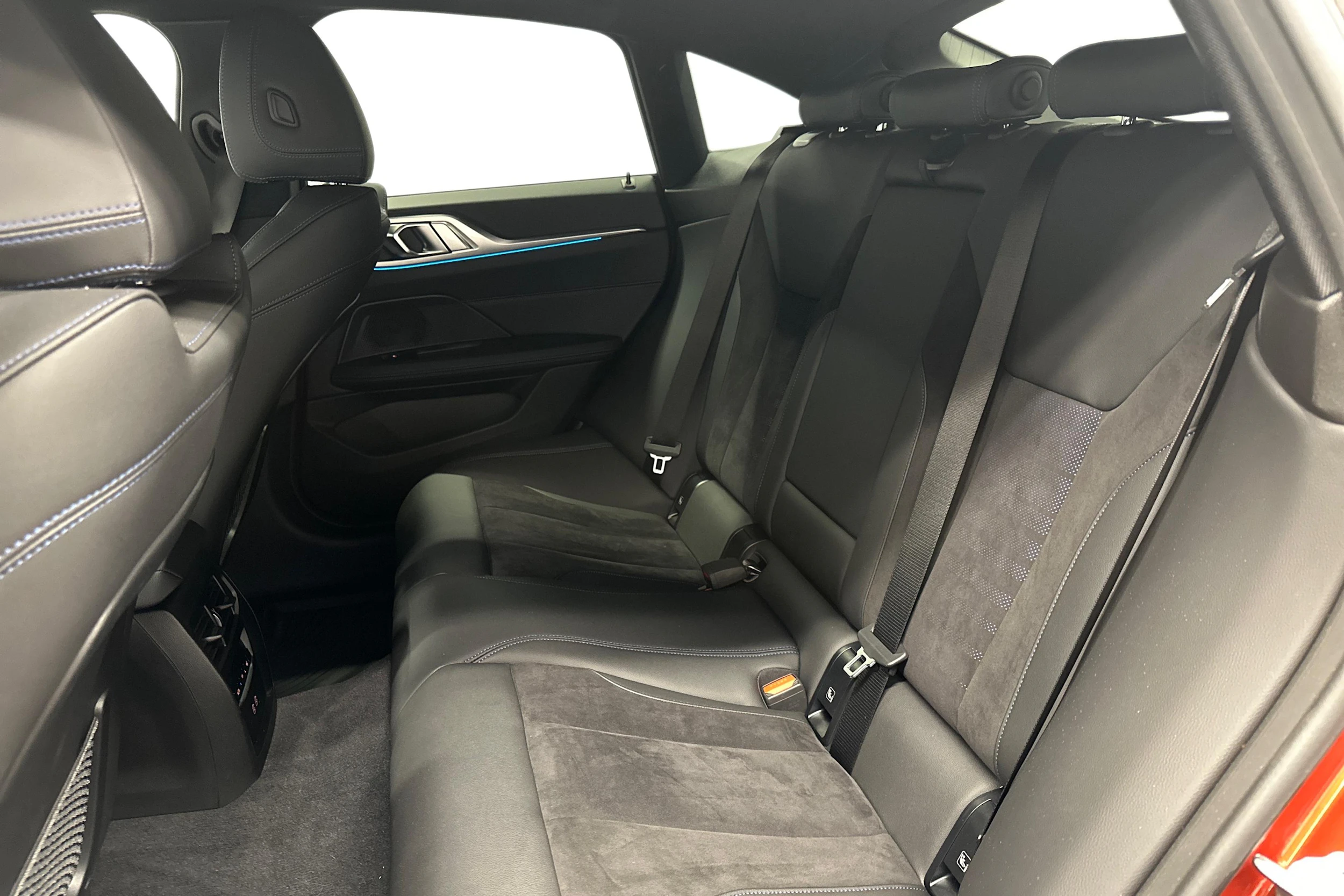 oranssi BMW i4 M50 2024 kuva 8.