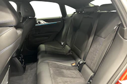 oranssi BMW i4 M50 2024 kuva 8.