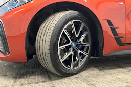 oranssi BMW i4 M50 2024 kuva 10.