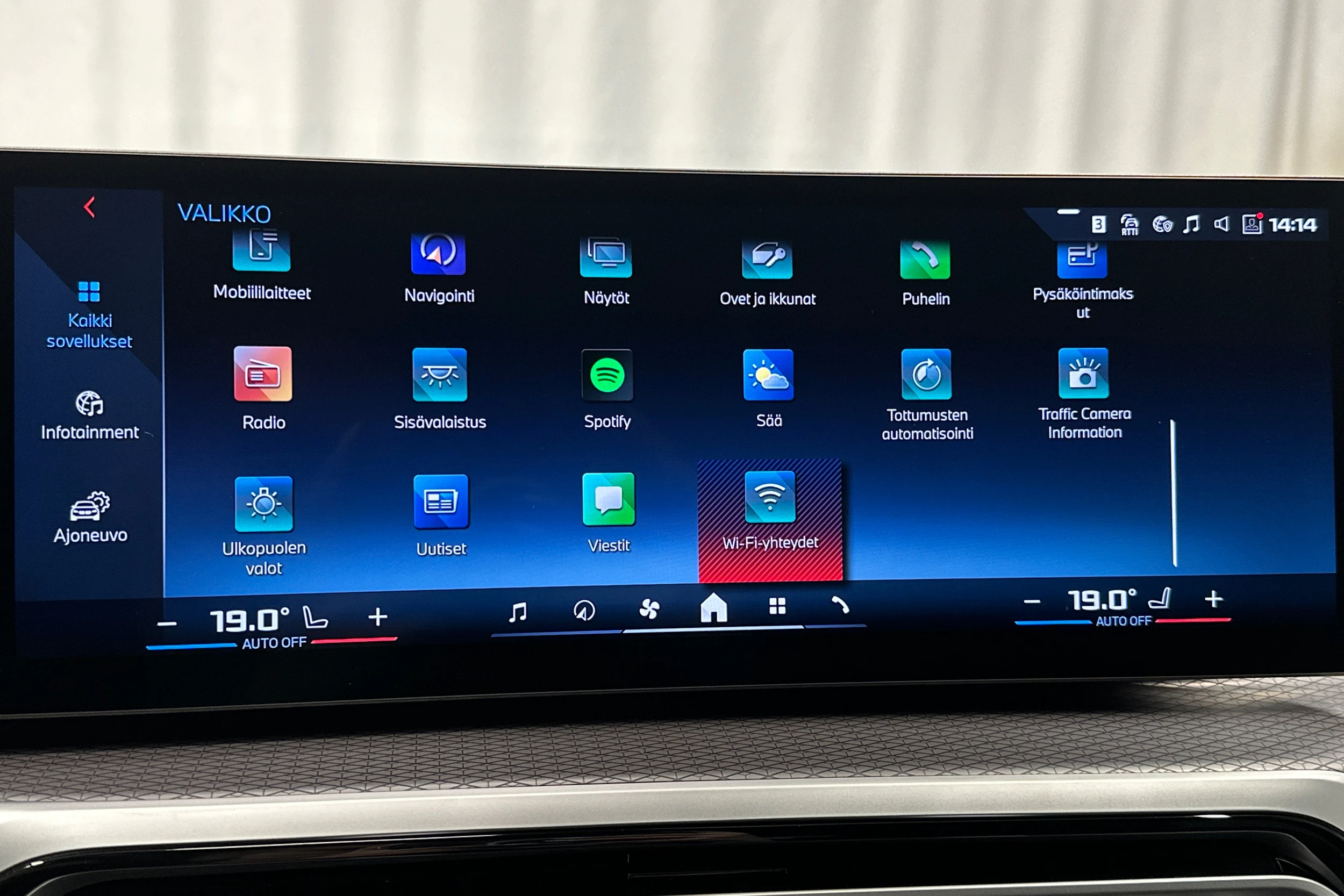 oranssi BMW i4 M50 2024 kuva 19.