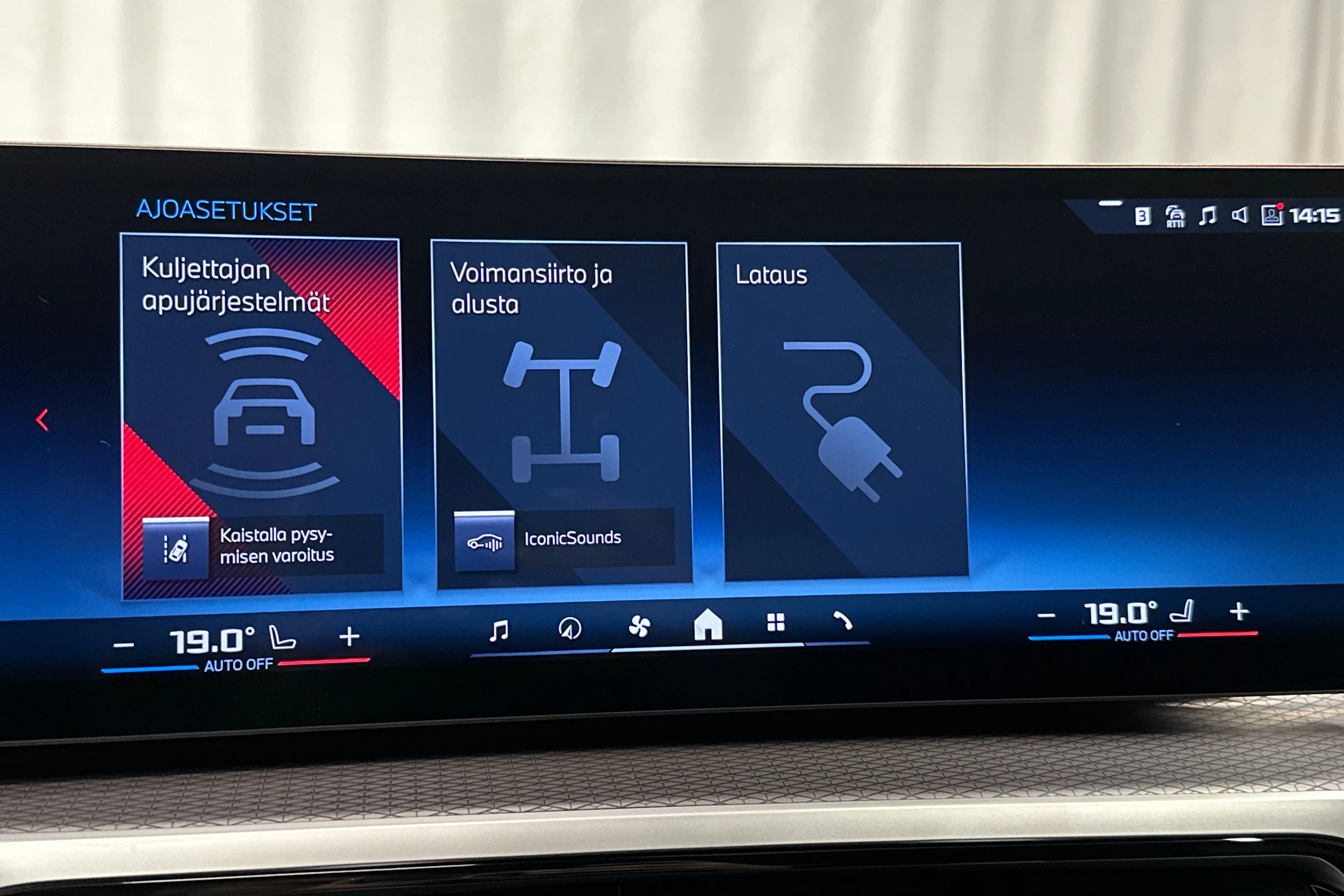 oranssi BMW i4 M50 2024 kuva 21.