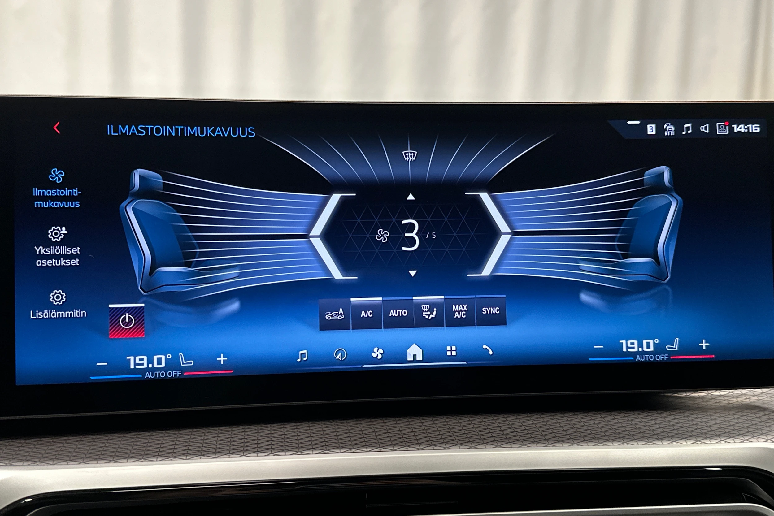 oranssi BMW i4 M50 2024 kuva 25.